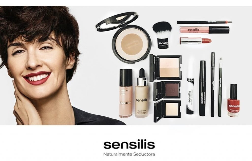 Creo que es la imagen perfecta para el laboratorio Sensilis, ya que transmite todos sus valores de marca. El universo Sensilis es muy extenso, la gama de maquillaje, sus productos están formulados con activos de origen natural y trabajan con texturas realmente innovadoras. Sensilis Make Up En Gran Farmacia Online Andorra siempre hemos sido unas enamoradas del gloss de Sensilis. Hemos probado: El nuevo SHIMMER LIPS GLOSS color “bonbon” La máscara de pestañas WATERPROOF El polvo compacto iluminador “BRONZING VEIL” Y una muestra del peeling negro revitalizante “SKIN DELIGHT”. Sensilis Blur Hialuronic #rellenador y #corrector #efectopielperfecta #sensilis #pigmentoscorrectores #microesferasexpansivas. Rellena y difumina las arrugas . En Gran Farmàcia Andorra Online #sensilisextremecremaantiarrugas #cremaantiarrugas -20% en toda la gama Sensilis #BlackFridayAndorra .