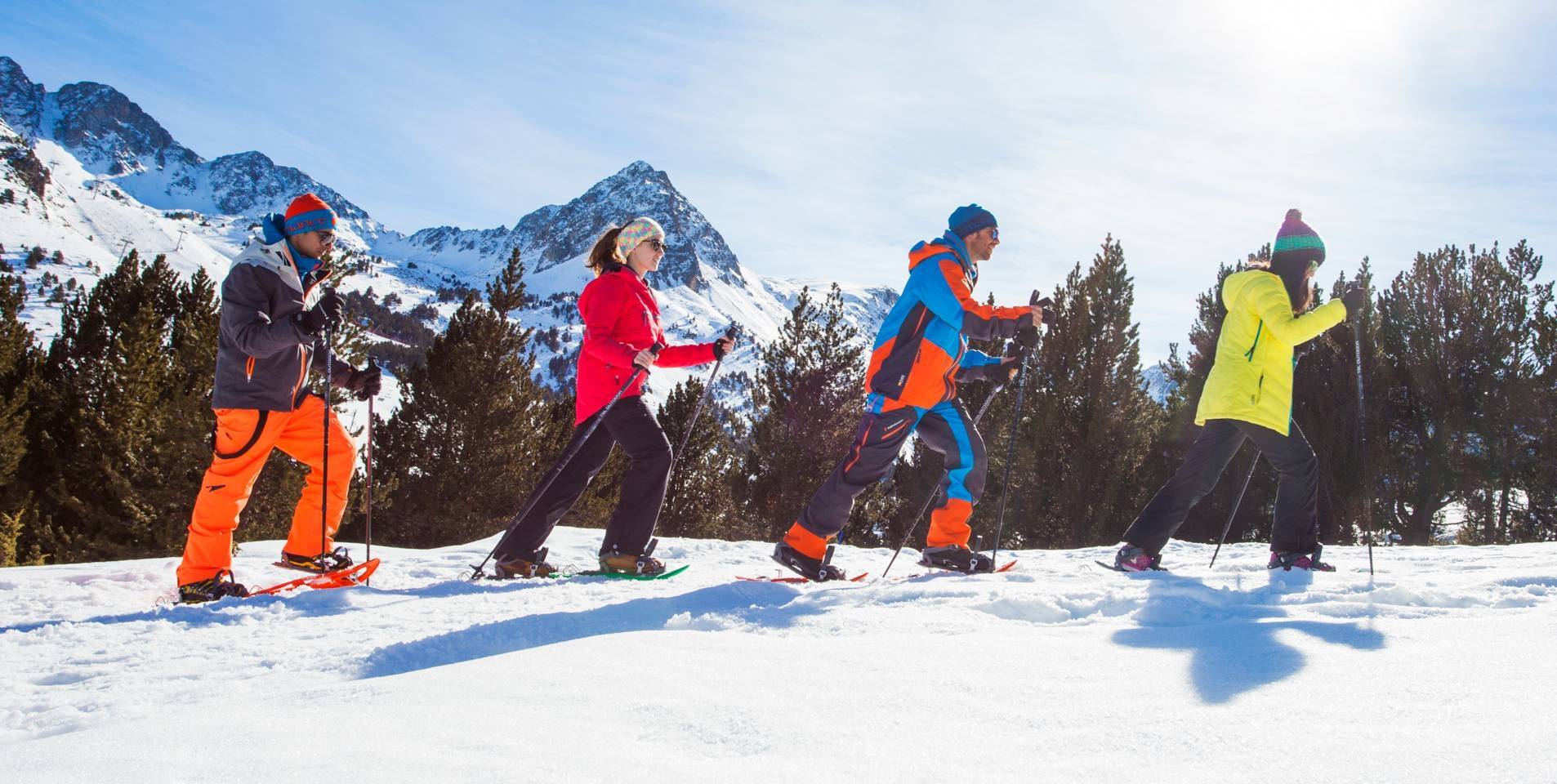 Excursió amb RAQUETES DE NEU a ANDORRA amb Esports Elit Canillo Andorra Si no saps o no vols esquiar, la manera més fàcil de gaudir de les muntanyes blanques d’Andorra és amb raquetes de neu. No necessites cap nivell tècnic i no presenta cap dificultat física. Es tracta d’un passeig insòlit sobre la neu de muntanya amb raquetes als peus. Quan ho hagis provat, repetiràs. Llogar raquetes de neu a Andorra i anar pel teu compte. No et preocupis, t’explicarem exactament quina ruta pots fer. I com funcionen les raquetes de neu. Contractar un guia que et porti i t’ensenyi els llocs meravellosos d’Andorra. https://esportselit.com/  esportselit@andorra.ad Rutes amb raquetes de neu al Principat d’Andorra amb Esports Elit Les rutes guiades amb raquetes de neu a Andorra són activitats esportives