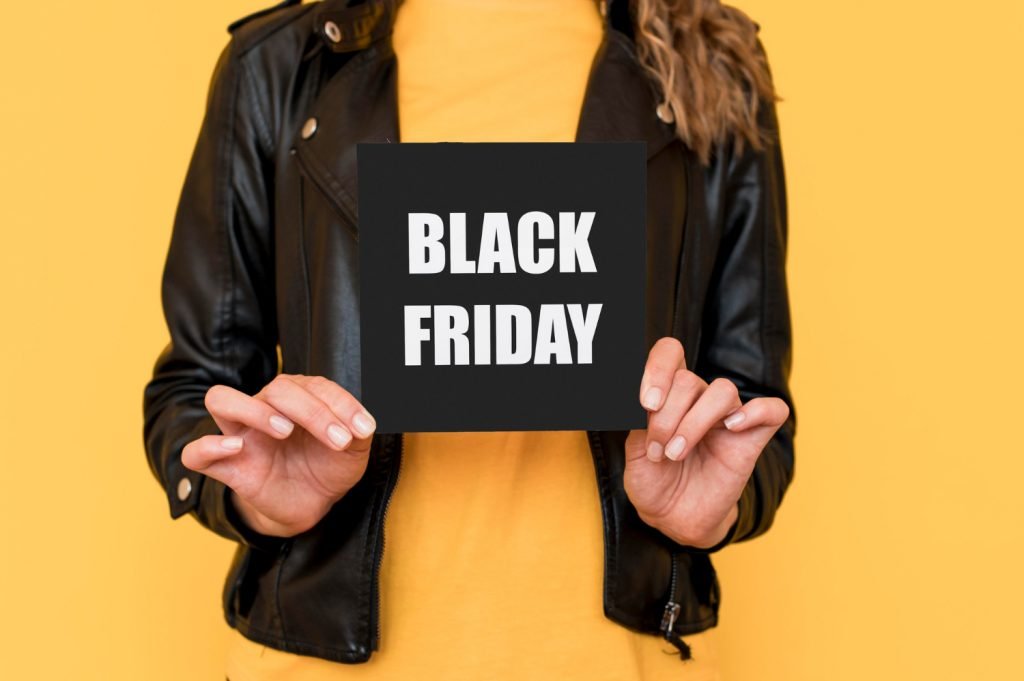 Cómo promocionar Black Friday 2024 en Andorra, ideas de marketing y de promoción para el incremento de las ventas en Black Friday Andorra 2024. Claves para Black Friday 2024. El Black Friday dónde la anticipación y la expectativa de los consumidores y comerciantes alcanza su punto máximo.  Y es que este evento anual no es solo una oportunidad para conseguir grandes ofertas; es un fenómeno que marca el inicio de la temporada de compras navideñas y representa una oportunidad crucial para los negocios de todos los tamaños.  Es por esto que contar con una estrategia de venta bien planificada y ejecutada puede marcar una diferencia significativa en los resultados de fin de año.  Si quieres triunfar en el Black Friday 2024 continúa leyendo. Qué es el Black Friday y por qué se celebra  El Black Friday en el mundo de los negocios Qué hay que tener en cuenta para lanzar una campaña en Black Friday Estrategias de Marketing Digital para Black Friday 2023 Email marketing Google Ads Ofertas por SMS Calendario de Contenidos en redes sociales Conclusión Qué es el Black Friday y por qué se celebra El Black Friday es un evento de compras altamente anticipado que marca el inicio de la temporada de compras navideñas. Tradicionalmente, se celebra el día después del Día de Acción de Gracias en los Estados Unidos, lo que lo coloca el último viernes de noviembre.  El término «Black Friday» tiene sus raíces en Filadelfia a mediados del siglo XX. Inicialmente, se usó para describir el pesado tráfico y la congestión que se producían en la ciudad el día después de Acción de Gracias.  El cambio hacia la positividad ocurrió cuando los comerciantes se dieron cuenta de que este día era el inicio de la temporada de compras navideñas y que las tiendas comenzaban a ver ganancias significativas, «saliendo del rojo» (que simboliza pérdidas) y entrando en el «negro» (que simboliza ganancias) en sus libros contables.  A medida que la tradición se extendió por todo el país y, posteriormente, a nivel internacional, el Black Friday se ha convertido en un fenómeno anual en el que las tiendas ofrecen descuentos significativos en una amplia gama de productos, lo que atrae a compradores y marca el comienzo oficial de la temporada de compras navideñas.  El Black Friday en el mundo de los negocios. Este día se ha vuelto tan importante que muchas tiendas y comercios online ofrecen descuentos no solo en productos, sino también en servicios, haciendo que los consumidores esperen con ansias la llegada del Black Friday para aprovechar las ofertas y ahorrar dinero en sus compras de Navidad y Reyes Magos. Incremento de las ventas: El Black Friday se ha convertido en un motor relevante para el crecimiento de las ventas. Las empresas pueden experimentar un aumento significativo en los ingresos durante este día, ya que los consumidores buscan ofertas y están dispuestos a gastar dinero en productos y servicios que desean.  Las estrategias de marketing y las promociones bien planificadas pueden llevar a un aumento significativo en las transacciones. Oportunidad para eliminar inventario: Se trata de liquidar inventario que puede haber quedado obsoleto o que necesita ser movido antes de la temporada navideña. Ofrecer descuentos atractivos en productos en stock puede ayudar a las empresas a liberar espacio para nuevos productos y evitar pérdidas. Fidelización de clientes: El Black Friday no solo se trata de adquirir nuevos clientes, sino también de mantener a los existentes. Ofrecer ofertas exclusivas a los clientes leales puede fortalecer la relación entre la empresa y su base de clientes.  Competencia y estrategia de marketing: Las empresas deben ser creativas y estratégicas para destacarse entre la multitud de ofertas. Esto incluye la optimización del sitio web, el uso de publicidad digital efectiva y la implementación de campañas de correo electrónico bien planificadas. Planificación anticipada: Para aprovecharlo al máximo, las empresas deben planificar con anticipación. Esto incluye la selección de productos o servicios a promocionar, la fijación de precios, la creación de materiales de marketing y la formación del personal para manejar la afluencia de clientes.  Qué hay que tener en cuenta para lanzar una campaña en Black Friday Lanzar una exitosa campaña en Black Friday requiere una cuidadosa planificación y consideración de varios elementos clave.  Aquí te destaco los aspectos más importantes que debes tener en cuenta al preparar tu estrategia para el “gran día de las ofertas”: 📌Fijación de objetivos claros: Antes de comenzar cualquier campaña en Black Friday, es esencial que establezcas objetivos específicos y medibles. ¿Qué deseas lograr con tu campaña? Esto podría incluir aumentar las ventas en un cierto porcentaje, adquirir nuevos clientes, fidelizar a los existentes o liquidar inventario.  Tener metas claras te permitirá medir el éxito de tu campaña y ajustar tu estrategia según sea necesario. 📌Segmentación de audiencia: No todas las ofertas de Black Friday atraerán a todos los consumidores. Es fundamental segmentar tu audiencia y comprender las necesidades y preferencias de diferentes grupos.  Puedes utilizar datos demográficos, comportamiento de compra, pasado y otros factores para dividir a tu audiencia en segmentos específicos. Luego, adapta tus ofertas y mensajes para dirigirte de manera más efectiva a cada grupo. 📌Fijación de ofertas atractivas: Para destacarte en este día, debes ofrecer ofertas atractivas que realmente incentiven a los consumidores a comprar. No te quedes solamente con una bajada de precio, puede ser también una compra complementaria, un downselling o un upselling. Asegúrate de que tus descuentos y promociones sean significativos y visibles, y considera incluir servicios adicionales, como envío gratuito o regalos con compras. La transparencia en la presentación de tus ofertas también es clave. 📌Preparación del sitio web: La infraestructura de tu sitio web es crítica para una exitosa campaña de Black Friday. Asegúrate de que tu sitio web pueda manejar un aumento en el tráfico sin experimentar caídas ni tiempos de carga lentos.  Optimiza la navegación para que los clientes encuentren fácilmente las ofertas, y utiliza llamadas a la acción claras para guiar a los visitantes hacia la compra.  Además, considera primordial la optimización móvil, puesto que gran parte de los consumidores ya hacen sus compras a través de sus dispositivos personales. Este es un punto verdaderamente importante, pues ten en cuenta que es crucial que tu página web vaya de forma rápida, tengas un hosting seguro y una pasarela de pagos optimizada para crear confianza en el cliente. 📌 Pruebas y ajustes: Asegúrate de que todas las ofertas, enlaces y procesos de compra funcionen correctamente. Además, ten un plan de respaldo en caso de que surjan problemas técnicos durante el día. Estrategias de Marketing Digital para Black Friday 2023. En este punto, te voy a hablar de las estrategias que más funcionan en este año y las que se van a utilizar para esta campaña de Black Friday. No olvides que cada sector o industria es distinta, por lo que utiliza aquellas estrategias que más se identifiquen con tu empresa, ¿cómo? Analiza cuáles son las que suele emplear tu competencia, qué es lo que observa tu cliente objetivo y dónde se encuentra ese contenido. En cada estrategia podrás ver diferentes ejemplos de distintas industrias, así como un ejemplo de calendario de contenidos para utilizar antes, durante y después de la campaña de Black Friday. Email marketing. El Email Marketing es una herramienta esencial para aprovechar al máximo el Black Friday. Te ofrezco una estrategia paso a paso, junto con ejemplos concretos de cómo implementarla: Segmentación efectiva: Segmentar tu lista de correo es fundamental para enviar ofertas específicas a grupos de clientes interesados en productos particulares. Por ejemplo, si tienes una tienda de moda, podrías crear segmentos basados en preferencias de género, categorías de ropa o historial de compras.  En tu campaña de Black Friday, envía correos electrónicos personalizados a cada segmento con ofertas relacionadas. Ejemplo: Envía un correo electrónico a los suscriptores que previamente han comprado ropa de invierno con ofertas en abrigos, bufandas y botas. Diseño atractivo y claro: El diseño de tus correos electrónicos debe ser visualmente atractivo y claro. Utiliza imágenes de alta calidad que destaquen tus productos en oferta y asegúrate de que los botones de llamada a la acción (CTA) sean prominentes y fáciles de identificar. Incluye un encabezado impactante que resalte la oferta de Black Friday. Ejemplo: Un correo electrónico con una imagen principal que muestra una selección de productos con descuento, un encabezado en negrita que dice «¡Ofertas imperdibles en Black Friday!» Y un botón de CTA que dice «Ver ofertas». Anticipación y recordatorios: Envía correos electrónicos de anticipación para crear expectación en tus suscriptores antes del Black Friday. Luego, durante el día, envía correos electrónicos de recordatorio para mantener a tus clientes comprometidos y asegurarte de que no se pierdan las ofertas. Ejemplo de anticipación: Un correo electrónico que dice «¡La cuenta regresiva para el Black Friday ha comenzado! Suscríbete ahora para obtener un adelanto exclusivo de nuestras ofertas». Ejemplo de recordatorio: «¡El Black Friday está aquí! No olvides revisar nuestras ofertas antes de que se agoten». Personalización y exclusividad: Incorpora un toque de personalización en tus correos electrónicos. Utiliza el nombre del destinatario en el saludo y ofrece ofertas exclusivas para los suscriptores. Esto crea una sensación de valor y exclusividad. Ejemplo: «Hola [Nombre del suscriptor], te traemos ofertas exclusivas del Black Friday solo para ti. ¡No querrás perdértelas!» Medición y seguimiento: Después del Black Friday, analiza las métricas de tu campaña de Email Marketing, como la tasa de apertura, la tasa de clics y las conversiones. Utiliza estas métricas para evaluar el éxito de tu estrategia y ajustarla en futuras campañas. Ejemplo de métrica: Descubre que el correo electrónico de anticipación tuvo una tasa de apertura del 25 % y una tasa de clics del 10 %, mientras que el correo de recordatorio tuvo una tasa de apertura del 30 % y una tasa de clics del 12 %. El Email Marketing bien ejecutado puede ser una herramienta poderosa para aumentar las ventas durante el Black Friday y mantener a tus clientes comprometidos. Personaliza tus correos electrónicos, ofrece ofertas atractivas y utiliza métricas para optimizar tus futuras campañas. Google Ads. El uso de Google Ads es crucial para aumentar la visibilidad de tu negocio online durante el Black Friday. Aquí te traigo una estrategia detallada y ejemplos de cómo implementarla eficazmente: Selección de palabras clave relevantes: Investiga y selecciona palabras clave relacionadas con el Black Friday y tus productos o servicios. Las palabras clave de cola larga son ideales para dirigirte a un público específico. Por ejemplo, si vendes electrodomésticos, podrías elegir palabras clave como «ofertas en electrodomésticos Black Friday 2023» o «descuentos en lavadoras y neveras». Ejemplo: Configura una campaña de Google Ads con palabras clave como «Black Friday 2023» y «ofertas online» para atraer a los compradores interesados en descuentos. Anuncios llamativos: Crea anuncios atractivos que destaquen tus ofertas de Black Friday. Utiliza títulos llamativos y descripciones concisas que muestren claramente tus promociones.  Incluye términos relacionados con el Black Friday para que los usuarios sepan que estás participando en el evento. Ejemplo: Un anuncio que incluye un título como «¡Descuentos del 50 % en electrónicos este Black Friday!» y una descripción que dice «No te pierdas nuestras ofertas especiales por tiempo limitado». Extensiones de anuncios: Aprovecha las extensiones de anuncios para proporcionar información adicional a los usuarios. Las extensiones de sitio, de llamada y de ubicación pueden ser útiles para aumentar la visibilidad y la interacción con tus anuncios. Ejemplo: Utiliza la extensión de sitio para mostrar enlaces directos a las páginas de productos en oferta durante el Black Friday. Presupuesto y ajuste de puja: Ajusta tu presupuesto de publicidad para reflejar la importancia del Black Friday. Durante este período, es posible que debas aumentar tu inversión publicitaria para competir en el mercado.  También puedes utilizar estrategias de puja para asegurarte de que tus anuncios se muestren en momentos clave del día. Ejemplo: Aumenta tu presupuesto diario de Google Ads para permitir un mayor alcance durante el Black Friday. Seguimiento y optimización: Realiza un seguimiento constante de tus campañas de Google Ads durante el Black Friday. Utiliza Google Analytics y otras herramientas para evaluar el rendimiento de tus anuncios. Ajusta tus estrategias en función de los resultados en tiempo real para garantizar que estás obteniendo el mejor retorno de inversión. Ejemplo de optimización: Observa que los anuncios que promocionan descuentos del 30 % obtienen una tasa de clics más alta que los anuncios que promocionan descuentos del 20 %. Aumenta la oferta de descuento en tus anuncios para atraer a más clientes. El uso efectivo de Google Ads en el Black Friday te ayudará a aumentar la visibilidad de tus ofertas y atraer a más clientes. Personaliza tus palabras clave, crea anuncios atractivos y optimiza tus estrategias en función del rendimiento en tiempo real para maximizar tus resultados. Ofertas por SMS. Las ofertas por SMS son una estrategia efectiva para llegar a los consumidores de manera directa y personalizada durante el Black Friday. Aquí te proporciono una descripción detallada y ejemplos de cómo implementar ofertas por SMS con éxito: Construcción de tu lista de suscriptores: Antes de poder enviar ofertas por SMS, debes construir una lista de suscriptores. Asegúrate de que los usuarios se inscriban voluntariamente a través de tu sitio web, redes sociales o en tienda física.  Puedes promocionar la suscripción a tu lista durante todo el año, pero especialmente en los meses previos al Black Friday. Ejemplo: En tu sitio web, incluye un pop-up que invite a los visitantes a suscribirse para recibir ofertas exclusivas de Black Friday. Personalización y exclusividad: Una de las ventajas clave de las ofertas por SMS es la personalización. Utiliza el nombre del suscriptor en el mensaje para crear una conexión más cercana. Además, ofrece ofertas exclusivas para los suscriptores que los hagan sentir valorados. Ejemplo: «Hola [Nombre del suscriptor], ¡te ofrecemos un 20 % de descuento en todos nuestros productos durante el Black Friday! Esta oferta es exclusiva para ti.» Mensajes claros y concisos: Los mensajes de SMS deben ser breves y al punto. Comunica tus ofertas de manera clara y concisa, incluyendo la fecha de validez y las instrucciones para canjear la oferta.  Mantén el mensaje lo más breve posible para que sea fácil de leer y comprender. Ejemplo: «¡Black Friday 2023! 20 % de descuento en todos los productos. Válido del 24 al 27 de noviembre. Muestra este SMS en caja.» Recordatorios y plazos de vencimiento: Envía mensajes de recordatorio antes y durante el Black Friday para asegurarte de que los suscriptores estén al tanto de las ofertas y los plazos de vencimiento. Esto puede ayudar a aumentar la participación y las conversiones. Ejemplo de recordatorio: «¡Black Friday ha comenzado! No olvides mostrar este SMS para obtener tu descuento exclusivo antes del 27 de noviembre.» Seguimiento y análisis: Después del Black Friday, realiza un seguimiento del rendimiento de tus ofertas por SMS. Utiliza métricas como la tasa de canje y el ROI para evaluar la efectividad de tu estrategia. Aprende de los resultados y ajusta tus futuras campañas. Ejemplo de análisis: Descubre que el 15 % de los suscriptores canjeó la oferta por SMS, lo que generó un aumento del 30 % en las ventas durante el Black Friday. Las ofertas por SMS son una estrategia poderosa para mantener a tus clientes comprometidos y aumentar las ventas durante el Black Friday. Personaliza los mensajes, comunica ofertas de manera clara y efectúa un seguimiento del rendimiento para mejorar tu estrategia en futuros eventos de ventas. Calendario de Contenidos en redes sociales. La planificación de un calendario de contenido en redes sociales para el Black Friday debe ser estratégica y considerar no solamente la fecha del evento en sí, sino también las fechas previas y posteriores, como el Blue Monday.  Aquí tienes una guía sobre cómo estructurar tu calendario de contenido en redes sociales para maximizar la participación de tus seguidores y aumentar tus ventas: Semanas previas al Black Friday: Semana 1 (Inicio de noviembre): Comienza a crear anticipación compartiendo publicaciones de «cuenta regresiva» que anuncien la fecha del Black Friday y generen expectación. Ejemplo: «¡La cuenta regresiva para el Black Friday ha comenzado! Prepárate para las mejores ofertas del año el [Fecha del Black Friday].» Semana 2: Presenta tus productos o categorías de productos destacados que estarán en oferta durante el Black Friday. Muestra teasers de ofertas y crea interés. Ejemplo: «Descubre nuestros increíbles descuentos en electrónicos para el Black Friday. ¿Qué productos esperas comprar?» Semana 3: Publica contenido relacionado con testimonios de clientes satisfechos de eventos de Black Friday anteriores. Comparte historias de éxito para construir confianza. Ejemplo: «Nuestros clientes amaron las ofertas del Black Friday del año pasado. Mira lo que dicen.» Semana del Black Friday: Día antes del Black Friday: Publica recordatorios de última hora sobre las ofertas que estarán disponibles al día siguiente. Ejemplo: «¡Mañana es el gran día! Asegúrate de estar listo para nuestras ofertas del Black Friday.» Día del Black Friday: Publica ofertas de último minuto y anuncia descuentos relámpago para crear urgencia. Publica imágenes en vivo o videos para mostrar la emoción en tu tienda u online. Ejemplo: «¡Es Black Friday! Las ofertas son ahora o nunca. ¡Corre a nuestro sitio web y ahorra!» Semanas posteriores al Black Friday: Días después del Black Friday: Agradece a tus clientes por su apoyo y comparte fotos y comentarios de clientes que aprovecharon tus ofertas. Ejemplo: «Gracias por hacer que nuestro Black Friday fuera increíble. ¡Mira lo que algunos de nuestros clientes dijeron sobre sus compras!» Semana posterior al Black Friday: Continúa compartiendo testimonios y resúmenes de tus ofertas de Black Friday. Anima a los clientes a compartir sus propias experiencias. Ejemplo: «El Black Friday se ha ido, pero la emoción continúa. Cuéntanos sobre tus mejores compras.» Blue Monday y más allá: Blue Monday (lunes siguiente al Black Friday): Crea ofertas especiales para el Blue Monday, ofreciendo descuentos adicionales para aquellos que no lograron aprovechar el Black Friday. Ejemplo: «¿Te perdiste nuestras ofertas de Black Friday? No te preocupes, aún puedes obtener descuentos en nuestro Blue Monday especial.» Semanas posteriores al Blue Monday: Comparte contenido relacionado con consejos para aprovechar las compras navideñas, resalta regalos populares y promociona productos para la temporada navideña. Ejemplo: «Hemos pasado el Black Friday y el Blue Monday, pero aún puedes encontrar regalos asombrosos para tus seres queridos en esta temporada.» Al seguir este calendario de contenido en redes sociales, podrás mantener a tus seguidores comprometidos, crear expectación y aprovechar al máximo el Black Friday y las fechas relacionadas.  Recuerda personalizar tus publicaciones para que se adapten a tu marca y audiencia específica. Conclusión. En conclusión, el Black Friday es una oportunidad emocionante para los negocios de todo el mundo. Con una estrategia bien planificada, puedes aumentar tus ventas, fidelizar a los clientes y fortalecer tu presencia online.  Además, al considerar no solo la fecha del Black Friday, sino también las semanas previas y posteriores, como el Blue Monday, puedes extender el impacto de tus ofertas y mantener a tu audiencia comprometida. El Black Friday es un evento que continúa evolucionando, y la creatividad y adaptabilidad son clave para el éxito. Aprovecha las estrategias mencionadas y ajústalas según tu audiencia y objetivos específicos.  Al hacerlo, estarás listo para enfrentar este emocionante día de ofertas con confianza, y podrás aprovechar al máximo esta temporada de compras altamente competitiva. ¡Prepárate para un gran Black Friday 2023 y todas las fiestas posteriores! 💪