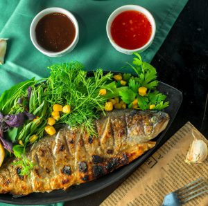 Què és Andorra a Taula 2025? Andorra a Taula 2025 és la 19a edició de les jornades gastronòmiques més emblemàtiques del país, una cita anual impulsada per la Unió Hotelera d’Andorra i recolzada per Andorra Turisme i patrocinadors del sector. Aquesta iniciativa, que se celebra del 8 al 30 de novembre de 2025, reuneix prop de 40 restaurants d’arreu del Principat que ofereixen menús especials creats exclusivament per l’ocasió, fent valdre tant la cuina tradicional com la creativa, amb un enfocament en el producte de proximitat i de temporada. Què representa? Mostra gastronòmica de país: És una celebració de la riquesa i la diversitat culinària andorrana, una plataforma per promocionar la restauració local i els aliments autòctons. Referent al calendari culinari: Amb el pas dels anys, s'ha consolidat com una de les cites gastronòmiques més importants d’Andorra, incentivant la innovació i la qualitat entre els restauradors. Espai de trobada: Reuneix locals i visitants al voltant d’una experiència gastronòmica única, convertint-se en motor social, cultural i econòmic del país durant la temporada baixa turística. Per a què serveix? Dinamitzar la restauració: L’objectiu principal d’Andorra a Taula és donar visibilitat a la restauració andorrana i dinamitzar el sector fora de la temporada alta, atraient públic local i internacional. Fomentar el turisme gastronòmic: Serveix com a reclam per atraure visitants amants de la bona taula, creant sinergies amb altres esdeveniments (com l’Andorra Shopping Festival) i allargant l'estada dels turistes al país. Promocionar productes de proximitat: Els menús destaquen ingredients locals de qualitat, afavorint la producció del país, des de la carn i formatges fins a productes de muntanya i temporada. Facilitar l’accés a la cuina d’autor: Molts restaurants ofereixen menús degustació i plats especials a preus competitius, apropant la cuina d’alt nivell a una àmplia gamma de públic i fent possible tastar novetats gastronòmiques que potser no es troben a la carta habitual. Impulsar la innovació: Les jornades estimulen la creativitat dels xefs locals, que sovint inclouen a les seves propostes creacions noves o reinterpretacions de la cuina tradicional. Resum de beneficis Àmbit Benefici principal Gastronomia Fa valdre la cuina d’Andorra i productes locals Economia Dinamitza el sector restaurador i el comerç Turisme Atrau visitants i allarga la temporada turística Societat Genera cohesió i orgull entre restauradors i públic En definitiva: Andorra a Taula 2025 representa la millor oportunitat de gaudir de la gastronomia andorrana en tota la seva esplendor, alhora que impulsa el sector, promou el país i crea experiències úniques tant per als locals com per als visitants.