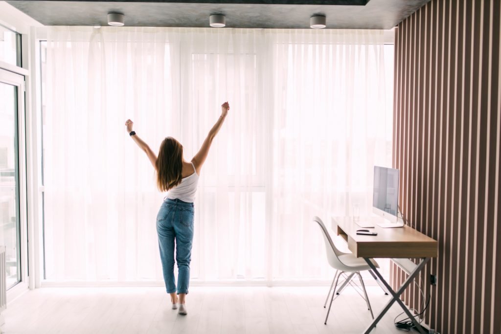 El interiorismo y la decoración de alto nivel en el Principado de Andorra se convierten en una experiencia de lujo y exclusividad para familias con gran poder adquisitivo, que buscan crear espacios singulares, acogedores y llenos de personalidad. En PirinHouse les damos la posibilidad de disfrutar de una decoración e interiorismo de alto standing, único y exclusivo en Andorra Cada proyecto es completamente personalizado: nuestro equipo asesora de forma individualizada en la elección de tejidos, colores, texturas y acabados para conseguir ambientes únicos en su hogar donde cada detalle marca la diferencia. Desarrollamos y confeccionamos cortinas, estores, almohadas y complementos textiles a medida, camas, cabezales, alfombras artesanas, apostando por materiales de alta calidad, marcas de prestigio y acabados artesanales.  Garantizamos la caída perfecta y una combinación armoniosa de todos los elementos para que el espacio refleje elegancia, confort y sofisticación. Nos ocupamos de todo el proceso: desde la toma de tamaños y el diseño, hasta la confección y la instalación final, para que no tengas que preocuparte de nada. Nuestra filosofía se basa en crear espacios de alto standing que combinan funcionalidad, estilo contemporáneo y atemporalidad, adaptándose siempre al gusto y necesidades exclusivas de cada familia.  Analizamos a fondo el proyecto, desde la distribución y las superficies hasta la selección de pavimentos, paredes, muebles, textiles e iluminación. Con el uso de planos, rénderes y muestras, podrás visualizar el resultado antes de la ejecución y tomar decisiones con total seguridad. Nos inspiramos en las últimas tendencias internacionales, pero priorizamos tu visión para que cada rincón de tu casa sea elegante, armónico y plenamente funcional. Disponemos de un abanico de muestras, imágenes y proyectos realizados para que puedas imaginar tu futuro espacio y dejes volar la creatividad. ¿Quieres transformar tu casa o tu piso con cortinas a medida o un proyecto de decoración de alto standing único y personalizado? Contacta con nosotros y deja que te ayudemos a hacer realidad el hogar de tus sueños en Andorra, convirtiendo cada estancia en una muestra de excelencia, buen gusto y exclusividad. PIRINHOUSE ANDORRA Telèfon: +376 367 246 pirinhouse@pirinhouse.com  https://pirinhouse.com/  https://domotica-electricitat-andorra.com/ 