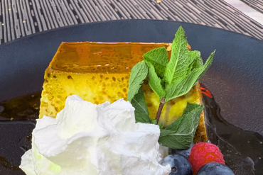 KRAM ANDORRA estarà present aquest 2025 a la gran cita gastronòmica ANDORRA A TAULA: Cuina de tardor 2025. Del 8 al 30 de novembre tindrà lloc la dinovena edició d’ANDORRA A TAULA, el festival culinari més emblemàtic del Principat. Aquesta mostra, impulsada per la Unió Hotelera d’Andorra amb el suport d’Andorra Turisme i patrocinadors del sector, reunirà al voltant de 40 restaurants de tot el país, incloent-hi KRAM ANDORRA, que hi participarà oferint un menú especial per a l’ocasió. Què és ANDORRA A TAULA 2025? ANDORRA A TAULA és un esdeveniment gastronòmic únic que celebra la riquesa i la diversitat culinària andorrana. Durant el mes de novembre, els restaurants adherits proposaran menús exclusius creats expressament per a aquestes jornades, destacant la cuina de temporada i el producte local: carns, formatges, bolets, hortalisses de muntanya i postres tradicionals. En aquesta edició, el maridatge protagonista dels aperitius dels menús serà la cervesa 18/70, amb novetats a la carta gràcies als patrocinadors i a la creativitat dels xefs participants. A més de promocionar la restauració d’Andorra i dinamitzar el sector fora de temporada alta, ANDORRA A TAULA s’ha consolidat com un gran atractiu turístic i un punt de trobada entre locals i visitants que volen viure una experiència gastronòmica diferent i de qualitat. S’hi fomenta la innovació, la singularitat i la difusió dels sabors de país, tot creant sinergies entre restauradors i productors. KRAM ANDORRA, protagonista de la millor cuina de tardor Enguany, KRAM ANDORRA participarà per primer cop (o reedita la seva presència!) amb propostes excepcionals per conquistar els paladars més exigents. S’hi podrà gaudir d’un menú tancat, amb plats inspirats en la cuina de tardor, de proximitat i amb presentació d’alta cuina, sempre fidel a la filosofia de KRAM de sorprendre, innovar i emocionar. No deixis passar l’oportunitat de reservar taula i viure aquesta experiència que consolida Andorra com a referent gastronòmic de la regió. ANDORRA A TAULA 2025 és molt més que un festival: és una celebració de la bona taula, del producte de qualitat i de l’excel·lència a la cuina andorrana!KRAM ANDORRA participarà aquest 2025 a ANDORRA A TAULA – Cuina de Tardor, una de les cites més importants del calendari gastronòmic del país. Del 8 al 30 de novembre, prop de 40 restaurants oferiran menús exclusius i creats especialment per a l’ocasió, potenciant la cuina de temporada, el producte local i la creativitat dels xefs d’Andorra. ANDORRA A TAULA 2025 és la dinovena edició d’una mostra gastronòmica ja consolidada. L’esdeveniment representa una plataforma per promocionar la restauració andorrana, incentivar el turisme gastronòmic fora de temporada alta i donar a conèixer la qualitat dels aliments i elaboracions pròpies del país. Cada restaurant proposa un menú tancat amb plats d’autor, armonitzats enguany amb la cervesa 18/70, i molta atenció al producte de proximitat – carns, formatges, bolets de tardor i postres tradicionals-. Aquesta setmana culinària no només implica menjar bé, sinó viure una experiència social i cultural, que apropa locals i visitants a la riquesa i diversitat de la cuina andorrana, tot generant cohesió, dinamisme i innovació entre el sector de la restauració. Participar a ANDORRA A TAULA amb KRAM ANDORRA és sumar-se a una festa de sabors, creativitat i orgull pel producte de qualitat del país.