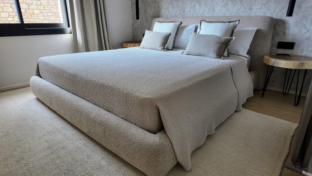 PIRINHOUSE ANDORRA: Tapicería y diseño de interiores prémium. En PIRINHOUSE ANDORRA elevamos sus espacios a la categoría de lujo y funcionalidad. Ofrecemos servicios profesionales de tapicería y proyectos de interiorismo prémium, transformando su hogar, oficina o local comercial con la más alta calidad y una visión de diseño distintiva. Contacto: Teléfono: +376 367 246 Email: pirinhouse@pirinhouse.com Web: https://pirinhouse.com/ 1. Tapicería y confección textil a medida: Distinción con la Firma de Denize Ponemos a su disposición servicios de tapicería de alta costura, tanto para interiores como para exteriores, dirigidos por la diseñadora de interiores Denize. Su visión estética aporta distinción y sofisticación a cada espacio. Nuestros servicios de tapicería: Renovación y Fabricación a Medida: Llevamos a cabo trabajos personalizados en sofás, sillas, sillones, colchas, colchonetas, cojines y cabeceros de cama. Utilizamos materiales de alta calidad y técnicas especializadas para garantizar gran durabilidad y acabados impecables en cada pieza, siempre bajo la dirección creativa de Denize. Textiles Exclusivos a medida: Diseñamos y confeccionamos cortinas, estores, cojines y complementos textiles. Nuestro equipo le asesora en la elección de tejidos, colores y estampados para crear ambientes únicos y acogedores que reflejen su personalidad. Nos encargamos de la medición, la confección artesanal y la instalación final. Acabados prémium y duraderos: Gracias a la experiencia de nuestro equipo y a la visión estética de Denize, logramos acabados lujosos y funcionales que transforman el aspecto de su hogar, terraza o jardín. Seguridad garantizada: Trabajamos exclusivamente con los mejores textiles hidrófugos e ignífugos, cuidadosamente seleccionados por Denize. Estos materiales cumplen con las más exigentes normativas europeas de seguridad. 2. Proyectos de Interiorismo Personalizados y Funcionales Transformamos viviendas y locales con proyectos de interiorismo que combinan funcionalidad y un estilo inconfundible. El proceso de diseño: Análisis y Concepto: Analizamos sus necesidades, gustos y la distribución del espacio para diseñar ambientes equilibrados, prácticos y estéticamente atractivos. Gestión Integral: Nos encargamos de cada fase del proyecto con profesionalidad: desde la elección de suelos, paredes, mobiliario, iluminación y detalles decorativos, hasta los acabados finales. Visualización: Le proporcionamos planos, “renders” y muestras para que pueda visualizar el resultado de su hogar o negocio antes de la ejecución. Resultado Único: Nuestro equipo de interioristas se inspira en las últimas tendencias, pero siempre respeta su visión, garantizando un resultado final, elegante, armonioso y totalmente funcional, que refleje su esencia y necesidades diarias. 3. Las marcas que marcan la diferencia: La selección de Denize En nuestro catálogo encontrará una selección de los mejores proveedores de textiles del mundo, elegidos por Denize para sus proyectos prémium: Marca Especialidad Distinción Camengo (Grupo Casamance) Telas para cortinas y tapizados Colecciones modernas, creativas y originales, ideales para transformar salones y dormitorios. Ejemplos: colecciones Hortense, Guatemala y Managua. Casamance Tapicerías, papeles pintados y accesorios Referente en diseño con colecciones inspiradoras que marcan tendencia, creando espacios auténticos y de sofisticada elegancia. Armura Tejidos para tapicería e ignífugos Amplia selección de linos, algodones y materiales técnicos (Trevira, Poliéster FR), ideales para proyectos exigentes y cosmopolitas. Christian Fischbacher 1819 Confección exquisita, mantas y colchas Marca suiza con más de dos siglos de historia, conocida por su pasión por la calidad y la distinción en estilos modernos y clásicos. Aldeco Telas, cortinas y papeles pintados Colecciones inspiradas en tendencias internacionales y patrimonio cultural, convirtiendo sueños en elegantes realidades. AB Tapicería Materiales de Relleno (Espuma, Floca, Guata) Proveedor de confianza para materiales de relleno de alta calidad, diseñados a medida, esenciales para la durabilidad y comodidad de cada pieza. ¿Quiere renovar su hogar o negocio con cortinas a medida y un proyecto de decoración único? Contáctenos en PIRINHOUSE ANDORRA y déjenos ayudarle a crear el espacio elegante y funcional que siempre ha deseado. La excelencia en tapicería y el diseño prémium le esperan.