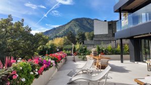 PIRINHOUSE ANDORRA: Tapicería y diseño de interiores prémium. En PIRINHOUSE ANDORRA elevamos sus espacios a la categoría de lujo y funcionalidad. Ofrecemos servicios profesionales de tapicería y proyectos de interiorismo prémium, transformando su hogar, oficina o local comercial con la más alta calidad y una visión de diseño distintiva. Contacto: Teléfono: +376 367 246 Email: pirinhouse@pirinhouse.com Web: https://pirinhouse.com/ 1. Tapicería y confección textil a medida: Distinción con la Firma de Denize Ponemos a su disposición servicios de tapicería de alta costura, tanto para interiores como para exteriores, dirigidos por la diseñadora de interiores Denize. Su visión estética aporta distinción y sofisticación a cada espacio. Nuestros servicios de tapicería: Renovación y Fabricación a Medida: Llevamos a cabo trabajos personalizados en sofás, sillas, sillones, colchas, colchonetas, cojines y cabeceros de cama. Utilizamos materiales de alta calidad y técnicas especializadas para garantizar gran durabilidad y acabados impecables en cada pieza, siempre bajo la dirección creativa de Denize. Textiles Exclusivos a medida: Diseñamos y confeccionamos cortinas, estores, cojines y complementos textiles. Nuestro equipo le asesora en la elección de tejidos, colores y estampados para crear ambientes únicos y acogedores que reflejen su personalidad. Nos encargamos de la medición, la confección artesanal y la instalación final. Acabados prémium y duraderos: Gracias a la experiencia de nuestro equipo y a la visión estética de Denize, logramos acabados lujosos y funcionales que transforman el aspecto de su hogar, terraza o jardín. Seguridad garantizada: Trabajamos exclusivamente con los mejores textiles hidrófugos e ignífugos, cuidadosamente seleccionados por Denize. Estos materiales cumplen con las más exigentes normativas europeas de seguridad. 2. Proyectos de Interiorismo Personalizados y Funcionales Transformamos viviendas y locales con proyectos de interiorismo que combinan funcionalidad y un estilo inconfundible. El proceso de diseño: Análisis y Concepto: Analizamos sus necesidades, gustos y la distribución del espacio para diseñar ambientes equilibrados, prácticos y estéticamente atractivos. Gestión Integral: Nos encargamos de cada fase del proyecto con profesionalidad: desde la elección de suelos, paredes, mobiliario, iluminación y detalles decorativos, hasta los acabados finales. Visualización: Le proporcionamos planos, “renders” y muestras para que pueda visualizar el resultado de su hogar o negocio antes de la ejecución. Resultado Único: Nuestro equipo de interioristas se inspira en las últimas tendencias, pero siempre respeta su visión, garantizando un resultado final, elegante, armonioso y totalmente funcional, que refleje su esencia y necesidades diarias. 3. Las marcas que marcan la diferencia: La selección de Denize En nuestro catálogo encontrará una selección de los mejores proveedores de textiles del mundo, elegidos por Denize para sus proyectos prémium: Marca Especialidad Distinción Camengo (Grupo Casamance) Telas para cortinas y tapizados Colecciones modernas, creativas y originales, ideales para transformar salones y dormitorios. Ejemplos: colecciones Hortense, Guatemala y Managua. Casamance Tapicerías, papeles pintados y accesorios Referente en diseño con colecciones inspiradoras que marcan tendencia, creando espacios auténticos y de sofisticada elegancia. Armura Tejidos para tapicería e ignífugos Amplia selección de linos, algodones y materiales técnicos (Trevira, Poliéster FR), ideales para proyectos exigentes y cosmopolitas. Christian Fischbacher 1819 Confección exquisita, mantas y colchas Marca suiza con más de dos siglos de historia, conocida por su pasión por la calidad y la distinción en estilos modernos y clásicos. Aldeco Telas, cortinas y papeles pintados Colecciones inspiradas en tendencias internacionales y patrimonio cultural, convirtiendo sueños en elegantes realidades. AB Tapicería Materiales de Relleno (Espuma, Floca, Guata) Proveedor de confianza para materiales de relleno de alta calidad, diseñados a medida, esenciales para la durabilidad y comodidad de cada pieza. ¿Quiere renovar su hogar o negocio con cortinas a medida y un proyecto de decoración único? Contáctenos en PIRINHOUSE ANDORRA y déjenos ayudarle a crear el espacio elegante y funcional que siempre ha deseado. La excelencia en tapicería y el diseño prémium le esperan.