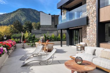 PIRINHOUSE ANDORRA: Tapicería y diseño de interiores prémium. En PIRINHOUSE ANDORRA elevamos sus espacios a la categoría de lujo y funcionalidad. Ofrecemos servicios profesionales de tapicería y proyectos de interiorismo prémium, transformando su hogar, oficina o local comercial con la más alta calidad y una visión de diseño distintiva. Contacto: Teléfono: +376 367 246 Email: pirinhouse@pirinhouse.com Web: https://pirinhouse.com/ 1. Tapicería y confección textil a medida: Distinción con la Firma de Denize Ponemos a su disposición servicios de tapicería de alta costura, tanto para interiores como para exteriores, dirigidos por la diseñadora de interiores Denize. Su visión estética aporta distinción y sofisticación a cada espacio. Nuestros servicios de tapicería: Renovación y Fabricación a Medida: Llevamos a cabo trabajos personalizados en sofás, sillas, sillones, colchas, colchonetas, cojines y cabeceros de cama. Utilizamos materiales de alta calidad y técnicas especializadas para garantizar gran durabilidad y acabados impecables en cada pieza, siempre bajo la dirección creativa de Denize. Textiles Exclusivos a medida: Diseñamos y confeccionamos cortinas, estores, cojines y complementos textiles. Nuestro equipo le asesora en la elección de tejidos, colores y estampados para crear ambientes únicos y acogedores que reflejen su personalidad. Nos encargamos de la medición, la confección artesanal y la instalación final. Acabados prémium y duraderos: Gracias a la experiencia de nuestro equipo y a la visión estética de Denize, logramos acabados lujosos y funcionales que transforman el aspecto de su hogar, terraza o jardín. Seguridad garantizada: Trabajamos exclusivamente con los mejores textiles hidrófugos e ignífugos, cuidadosamente seleccionados por Denize. Estos materiales cumplen con las más exigentes normativas europeas de seguridad. 2. Proyectos de Interiorismo Personalizados y Funcionales Transformamos viviendas y locales con proyectos de interiorismo que combinan funcionalidad y un estilo inconfundible. El proceso de diseño: Análisis y Concepto: Analizamos sus necesidades, gustos y la distribución del espacio para diseñar ambientes equilibrados, prácticos y estéticamente atractivos. Gestión Integral: Nos encargamos de cada fase del proyecto con profesionalidad: desde la elección de suelos, paredes, mobiliario, iluminación y detalles decorativos, hasta los acabados finales. Visualización: Le proporcionamos planos, “renders” y muestras para que pueda visualizar el resultado de su hogar o negocio antes de la ejecución. Resultado Único: Nuestro equipo de interioristas se inspira en las últimas tendencias, pero siempre respeta su visión, garantizando un resultado final, elegante, armonioso y totalmente funcional, que refleje su esencia y necesidades diarias. 3. Las marcas que marcan la diferencia: La selección de Denize En nuestro catálogo encontrará una selección de los mejores proveedores de textiles del mundo, elegidos por Denize para sus proyectos prémium: Marca Especialidad Distinción Camengo (Grupo Casamance) Telas para cortinas y tapizados Colecciones modernas, creativas y originales, ideales para transformar salones y dormitorios. Ejemplos: colecciones Hortense, Guatemala y Managua. Casamance Tapicerías, papeles pintados y accesorios Referente en diseño con colecciones inspiradoras que marcan tendencia, creando espacios auténticos y de sofisticada elegancia. Armura Tejidos para tapicería e ignífugos Amplia selección de linos, algodones y materiales técnicos (Trevira, Poliéster FR), ideales para proyectos exigentes y cosmopolitas. Christian Fischbacher 1819 Confección exquisita, mantas y colchas Marca suiza con más de dos siglos de historia, conocida por su pasión por la calidad y la distinción en estilos modernos y clásicos. Aldeco Telas, cortinas y papeles pintados Colecciones inspiradas en tendencias internacionales y patrimonio cultural, convirtiendo sueños en elegantes realidades. AB Tapicería Materiales de Relleno (Espuma, Floca, Guata) Proveedor de confianza para materiales de relleno de alta calidad, diseñados a medida, esenciales para la durabilidad y comodidad de cada pieza. ¿Quiere renovar su hogar o negocio con cortinas a medida y un proyecto de decoración único? Contáctenos en PIRINHOUSE ANDORRA y déjenos ayudarle a crear el espacio elegante y funcional que siempre ha deseado. La excelencia en tapicería y el diseño prémium le esperan.