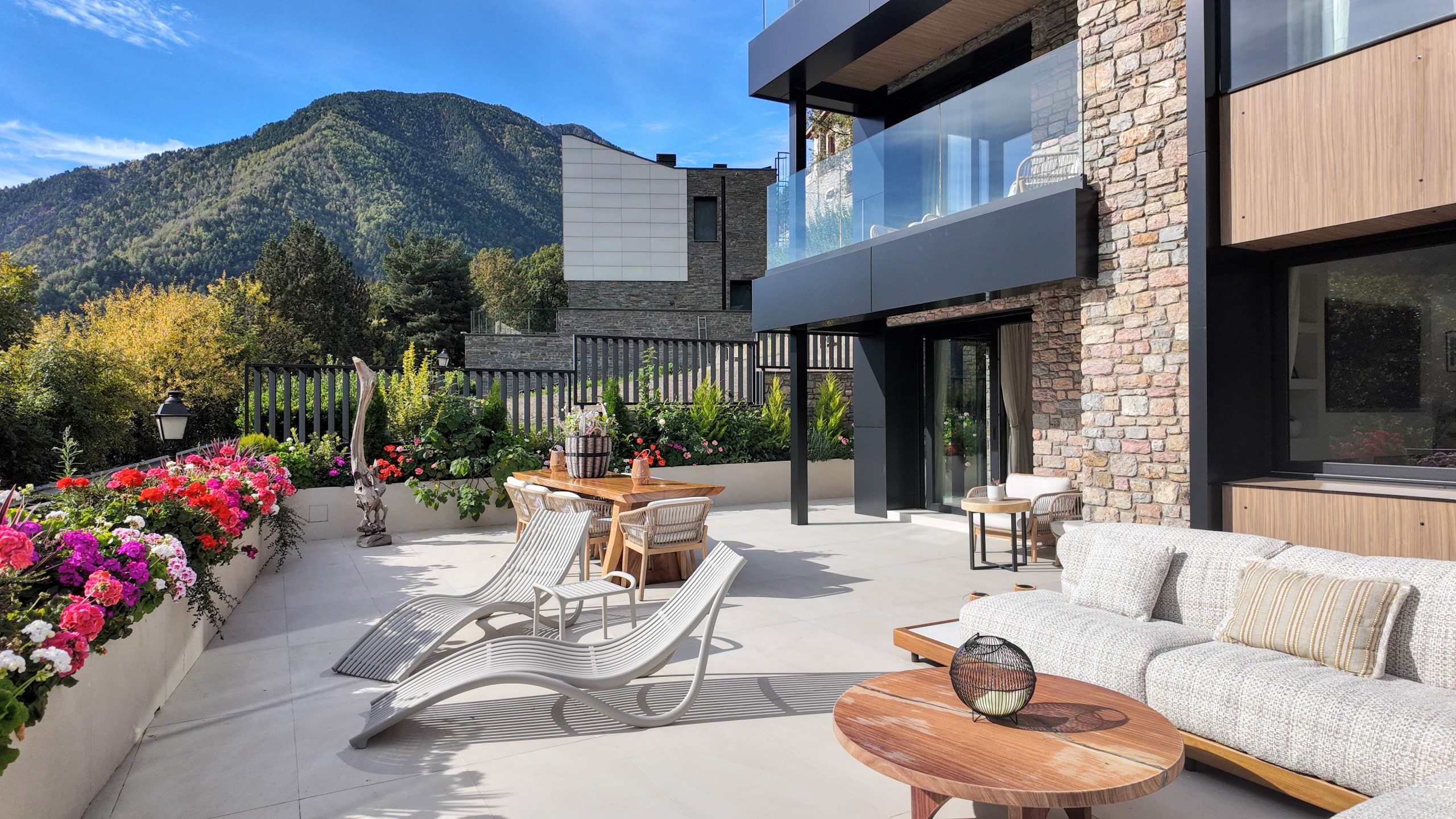 PIRINHOUSE ANDORRA: Tapicería y diseño de interiores prémium. En PIRINHOUSE ANDORRA elevamos sus espacios a la categoría de lujo y funcionalidad. Ofrecemos servicios profesionales de tapicería y proyectos de interiorismo prémium, transformando su hogar, oficina o local comercial con la más alta calidad y una visión de diseño distintiva. Contacto: Teléfono: +376 367 246 Email: pirinhouse@pirinhouse.com Web: https://pirinhouse.com/ 1. Tapicería y confección textil a medida: Distinción con la Firma de Denize Ponemos a su disposición servicios de tapicería de alta costura, tanto para interiores como para exteriores, dirigidos por la diseñadora de interiores Denize. Su visión estética aporta distinción y sofisticación a cada espacio. Nuestros servicios de tapicería: Renovación y Fabricación a Medida: Llevamos a cabo trabajos personalizados en sofás, sillas, sillones, colchas, colchonetas, cojines y cabeceros de cama. Utilizamos materiales de alta calidad y técnicas especializadas para garantizar gran durabilidad y acabados impecables en cada pieza, siempre bajo la dirección creativa de Denize. Textiles Exclusivos a medida: Diseñamos y confeccionamos cortinas, estores, cojines y complementos textiles. Nuestro equipo le asesora en la elección de tejidos, colores y estampados para crear ambientes únicos y acogedores que reflejen su personalidad. Nos encargamos de la medición, la confección artesanal y la instalación final. Acabados prémium y duraderos: Gracias a la experiencia de nuestro equipo y a la visión estética de Denize, logramos acabados lujosos y funcionales que transforman el aspecto de su hogar, terraza o jardín. Seguridad garantizada: Trabajamos exclusivamente con los mejores textiles hidrófugos e ignífugos, cuidadosamente seleccionados por Denize. Estos materiales cumplen con las más exigentes normativas europeas de seguridad. 2. Proyectos de Interiorismo Personalizados y Funcionales Transformamos viviendas y locales con proyectos de interiorismo que combinan funcionalidad y un estilo inconfundible. El proceso de diseño: Análisis y Concepto: Analizamos sus necesidades, gustos y la distribución del espacio para diseñar ambientes equilibrados, prácticos y estéticamente atractivos. Gestión Integral: Nos encargamos de cada fase del proyecto con profesionalidad: desde la elección de suelos, paredes, mobiliario, iluminación y detalles decorativos, hasta los acabados finales. Visualización: Le proporcionamos planos, “renders” y muestras para que pueda visualizar el resultado de su hogar o negocio antes de la ejecución. Resultado Único: Nuestro equipo de interioristas se inspira en las últimas tendencias, pero siempre respeta su visión, garantizando un resultado final, elegante, armonioso y totalmente funcional, que refleje su esencia y necesidades diarias. 3. Las marcas que marcan la diferencia: La selección de Denize En nuestro catálogo encontrará una selección de los mejores proveedores de textiles del mundo, elegidos por Denize para sus proyectos prémium: Marca Especialidad Distinción Camengo (Grupo Casamance) Telas para cortinas y tapizados Colecciones modernas, creativas y originales, ideales para transformar salones y dormitorios. Ejemplos: colecciones Hortense, Guatemala y Managua. Casamance Tapicerías, papeles pintados y accesorios Referente en diseño con colecciones inspiradoras que marcan tendencia, creando espacios auténticos y de sofisticada elegancia. Armura Tejidos para tapicería e ignífugos Amplia selección de linos, algodones y materiales técnicos (Trevira, Poliéster FR), ideales para proyectos exigentes y cosmopolitas. Christian Fischbacher 1819 Confección exquisita, mantas y colchas Marca suiza con más de dos siglos de historia, conocida por su pasión por la calidad y la distinción en estilos modernos y clásicos. Aldeco Telas, cortinas y papeles pintados Colecciones inspiradas en tendencias internacionales y patrimonio cultural, convirtiendo sueños en elegantes realidades. AB Tapicería Materiales de Relleno (Espuma, Floca, Guata) Proveedor de confianza para materiales de relleno de alta calidad, diseñados a medida, esenciales para la durabilidad y comodidad de cada pieza. ¿Quiere renovar su hogar o negocio con cortinas a medida y un proyecto de decoración único? Contáctenos en PIRINHOUSE ANDORRA y déjenos ayudarle a crear el espacio elegante y funcional que siempre ha deseado. La excelencia en tapicería y el diseño prémium le esperan.