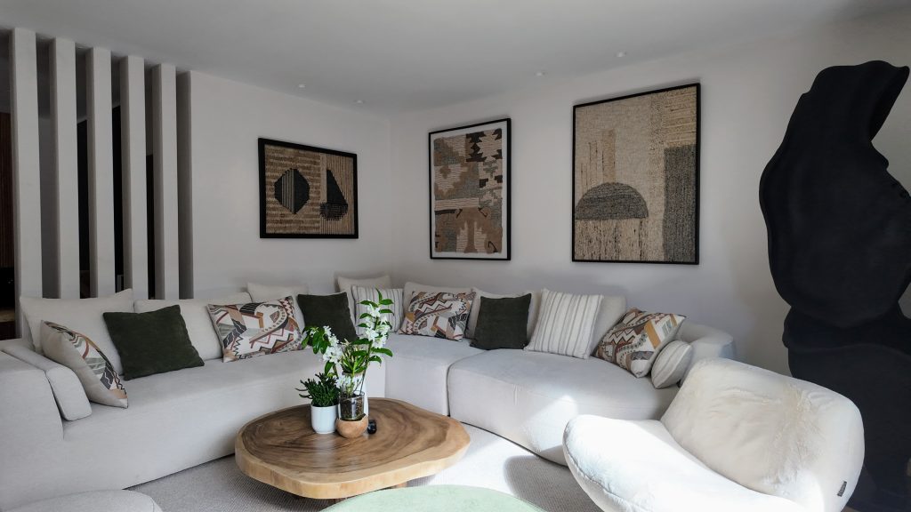 PIRINHOUSE ANDORRA: Tapicería y diseño de interiores prémium. En PIRINHOUSE ANDORRA elevamos sus espacios a la categoría de lujo y funcionalidad. Ofrecemos servicios profesionales de tapicería y proyectos de interiorismo prémium, transformando su hogar, oficina o local comercial con la más alta calidad y una visión de diseño distintiva. Contacto: Teléfono: +376 367 246 Email: pirinhouse@pirinhouse.com Web: https://pirinhouse.com/ 1. Tapicería y confección textil a medida: Distinción con la Firma de Denize Ponemos a su disposición servicios de tapicería de alta costura, tanto para interiores como para exteriores, dirigidos por la diseñadora de interiores Denize. Su visión estética aporta distinción y sofisticación a cada espacio. Nuestros servicios de tapicería: Renovación y Fabricación a Medida: Llevamos a cabo trabajos personalizados en sofás, sillas, sillones, colchas, colchonetas, cojines y cabeceros de cama. Utilizamos materiales de alta calidad y técnicas especializadas para garantizar gran durabilidad y acabados impecables en cada pieza, siempre bajo la dirección creativa de Denize. Textiles Exclusivos a medida: Diseñamos y confeccionamos cortinas, estores, cojines y complementos textiles. Nuestro equipo le asesora en la elección de tejidos, colores y estampados para crear ambientes únicos y acogedores que reflejen su personalidad. Nos encargamos de la medición, la confección artesanal y la instalación final. Acabados prémium y duraderos: Gracias a la experiencia de nuestro equipo y a la visión estética de Denize, logramos acabados lujosos y funcionales que transforman el aspecto de su hogar, terraza o jardín. Seguridad garantizada: Trabajamos exclusivamente con los mejores textiles hidrófugos e ignífugos, cuidadosamente seleccionados por Denize. Estos materiales cumplen con las más exigentes normativas europeas de seguridad. 2. Proyectos de Interiorismo Personalizados y Funcionales Transformamos viviendas y locales con proyectos de interiorismo que combinan funcionalidad y un estilo inconfundible. El proceso de diseño: Análisis y Concepto: Analizamos sus necesidades, gustos y la distribución del espacio para diseñar ambientes equilibrados, prácticos y estéticamente atractivos. Gestión Integral: Nos encargamos de cada fase del proyecto con profesionalidad: desde la elección de suelos, paredes, mobiliario, iluminación y detalles decorativos, hasta los acabados finales. Visualización: Le proporcionamos planos, “renders” y muestras para que pueda visualizar el resultado de su hogar o negocio antes de la ejecución. Resultado Único: Nuestro equipo de interioristas se inspira en las últimas tendencias, pero siempre respeta su visión, garantizando un resultado final, elegante, armonioso y totalmente funcional, que refleje su esencia y necesidades diarias. 3. Las marcas que marcan la diferencia: La selección de Denize En nuestro catálogo encontrará una selección de los mejores proveedores de textiles del mundo, elegidos por Denize para sus proyectos prémium: Marca Especialidad Distinción Camengo (Grupo Casamance) Telas para cortinas y tapizados Colecciones modernas, creativas y originales, ideales para transformar salones y dormitorios. Ejemplos: colecciones Hortense, Guatemala y Managua. Casamance Tapicerías, papeles pintados y accesorios Referente en diseño con colecciones inspiradoras que marcan tendencia, creando espacios auténticos y de sofisticada elegancia. Armura Tejidos para tapicería e ignífugos Amplia selección de linos, algodones y materiales técnicos (Trevira, Poliéster FR), ideales para proyectos exigentes y cosmopolitas. Christian Fischbacher 1819 Confección exquisita, mantas y colchas Marca suiza con más de dos siglos de historia, conocida por su pasión por la calidad y la distinción en estilos modernos y clásicos. Aldeco Telas, cortinas y papeles pintados Colecciones inspiradas en tendencias internacionales y patrimonio cultural, convirtiendo sueños en elegantes realidades. AB Tapicería Materiales de Relleno (Espuma, Floca, Guata) Proveedor de confianza para materiales de relleno de alta calidad, diseñados a medida, esenciales para la durabilidad y comodidad de cada pieza. ¿Quiere renovar su hogar o negocio con cortinas a medida y un proyecto de decoración único? Contáctenos en PIRINHOUSE ANDORRA y déjenos ayudarle a crear el espacio elegante y funcional que siempre ha deseado. La excelencia en tapicería y el diseño prémium le esperan.