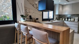 Instalaciones domóticas en andorra. Pirinhouse.com  T.+376367246  ¿Vives en Andorra y quieres llevar tu vivienda al siguiente nivel de confort, comodidad y seguridad? La domótica es la solución perfecta para apartamentos y chalets que buscan eficiencia, ahorro y tecnología adaptada a la vida moderna. Instalar sistemas domóticos en tu hogar no solo mejora la calidad de vida, sino que también incrementa el valor de tu vivienda y te permite gestionar todos los aspectos de tu casa desde tu móvil o tablet. Ventajas de instalar domótica en tu apartamento o chalet en Andorra. Telèfon: +376 367 246 Ahorro energético real: Controla la calefacción, iluminación y electrodomésticos para optimizar consumos y reducir costes. Seguridad avanzada: Sistemas de alarmas inteligentes, cámaras de videovigilancia, sensores de movimiento y acceso remoto para máxima tranquilidad, estés donde estés. Comodidad total: Automatiza luces, persianas, climatización o riego del jardín según tus rutinas y preferencias. Gestión a distancia: Controla todas las funciones del hogar desde tu teléfono inteligente, incluso si te encuentras fuera de Andorra o en otro país. Valor añadido: Tu propiedad se revaloriza con una instalación domótica profesional, atractiva tanto para alquiler turístico como para venta futura. Servicios adaptados a cada cliente, podemos mostrarles chalet muestra con todos los avances en DOMÓTICA. Telèfon: +376 367 246 Ofrecemos asesoría y proyectos 100 % personalizados, adaptados a las necesidades y estilo de vida de cada cliente en Andorra. Desde domótica básica para controlar la iluminación o la climatización hasta proyectos integrales para viviendas de lujo, gestionamos todo el proceso: estudio previo, proyecto, instalación, puesta en marcha y soporte postventa. ¿Por qué contratar a profesionales especialistas en domótica en Andorra? Telèfon: +376 367 246 Amplia experiencia en instalaciones domóticas para climas de alta montaña y tipologías de viviendas propias del Principado. Equipos certificados y con marcas líderes en el sector. Soporte local cercano y mantenimiento adaptado a clientes extranjeros. Contacta y descubre una nueva forma de vivir en Andorra. Telèfon: +376 367 246 Solicita ya tu estudio gratuito y sin compromiso. Descubre las posibilidades de convertir tu apartamento o chalet en una vivienda inteligente, eficiente y cómoda. Llama hoy o rellena nuestro formulario, y empieza a disfrutar de todas las ventajas de la domótica en Andorra. Vive tu hogar con tecnología, seguridad y confort prémium.