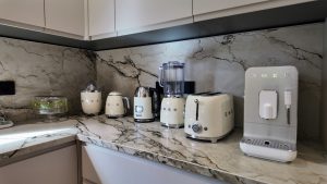 Instalaciones domóticas en andorra. Pirinhouse.com T.+376367246 ¿Vives en Andorra y quieres llevar tu vivienda al siguiente nivel de confort, comodidad y seguridad? La domótica es la solución perfecta para apartamentos y chalets que buscan eficiencia, ahorro y tecnología adaptada a la vida moderna. Instalar sistemas domóticos en tu hogar no solo mejora la calidad de vida, sino que también incrementa el valor de tu vivienda y te permite gestionar todos los aspectos de tu casa desde tu móvil o tablet. Ventajas de instalar domótica en tu apartamento o chalet en Andorra. Telèfon: +376 367 246 Ahorro energético real: Controla la calefacción, iluminación y electrodomésticos para optimizar consumos y reducir costes. Seguridad avanzada: Sistemas de alarmas inteligentes, cámaras de videovigilancia, sensores de movimiento y acceso remoto para máxima tranquilidad, estés donde estés. Comodidad total: Automatiza luces, persianas, climatización o riego del jardín según tus rutinas y preferencias. Gestión a distancia: Controla todas las funciones del hogar desde tu teléfono inteligente, incluso si te encuentras fuera de Andorra o en otro país. Valor añadido: Tu propiedad se revaloriza con una instalación domótica profesional, atractiva tanto para alquiler turístico como para venta futura. Servicios adaptados a cada cliente, podemos mostrarles chalet muestra con todos los avances en DOMÓTICA. Telèfon: +376 367 246 Ofrecemos asesoría y proyectos 100 % personalizados, adaptados a las necesidades y estilo de vida de cada cliente en Andorra. Desde domótica básica para controlar la iluminación o la climatización hasta proyectos integrales para viviendas de lujo, gestionamos todo el proceso: estudio previo, proyecto, instalación, puesta en marcha y soporte postventa. ¿Por qué contratar a profesionales especialistas en domótica en Andorra? Telèfon: +376 367 246 Amplia experiencia en instalaciones domóticas para climas de alta montaña y tipologías de viviendas propias del Principado. Equipos certificados y con marcas líderes en el sector. Soporte local cercano y mantenimiento adaptado a clientes extranjeros. Contacta y descubre una nueva forma de vivir en Andorra. Telèfon: +376 367 246 Solicita ya tu estudio gratuito y sin compromiso. Descubre las posibilidades de convertir tu apartamento o chalet en una vivienda inteligente, eficiente y cómoda. Llama hoy o rellena nuestro formulario, y empieza a disfrutar de todas las ventajas de la domótica en Andorra. Vive tu hogar con tecnología, seguridad y confort prémium.