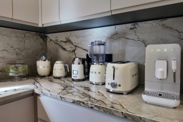 Instalaciones domóticas en andorra. Pirinhouse.com  T.+376367246  ¿Vives en Andorra y quieres llevar tu vivienda al siguiente nivel de confort, comodidad y seguridad? La domótica es la solución perfecta para apartamentos y chalets que buscan eficiencia, ahorro y tecnología adaptada a la vida moderna. Instalar sistemas domóticos en tu hogar no solo mejora la calidad de vida, sino que también incrementa el valor de tu vivienda y te permite gestionar todos los aspectos de tu casa desde tu móvil o tablet. Ventajas de instalar domótica en tu apartamento o chalet en Andorra. Telèfon: +376 367 246 Ahorro energético real: Controla la calefacción, iluminación y electrodomésticos para optimizar consumos y reducir costes. Seguridad avanzada: Sistemas de alarmas inteligentes, cámaras de videovigilancia, sensores de movimiento y acceso remoto para máxima tranquilidad, estés donde estés. Comodidad total: Automatiza luces, persianas, climatización o riego del jardín según tus rutinas y preferencias. Gestión a distancia: Controla todas las funciones del hogar desde tu teléfono inteligente, incluso si te encuentras fuera de Andorra o en otro país. Valor añadido: Tu propiedad se revaloriza con una instalación domótica profesional, atractiva tanto para alquiler turístico como para venta futura. Servicios adaptados a cada cliente, podemos mostrarles chalet muestra con todos los avances en DOMÓTICA. Telèfon: +376 367 246 Ofrecemos asesoría y proyectos 100 % personalizados, adaptados a las necesidades y estilo de vida de cada cliente en Andorra. Desde domótica básica para controlar la iluminación o la climatización hasta proyectos integrales para viviendas de lujo, gestionamos todo el proceso: estudio previo, proyecto, instalación, puesta en marcha y soporte postventa. ¿Por qué contratar a profesionales especialistas en domótica en Andorra? Telèfon: +376 367 246 Amplia experiencia en instalaciones domóticas para climas de alta montaña y tipologías de viviendas propias del Principado. Equipos certificados y con marcas líderes en el sector. Soporte local cercano y mantenimiento adaptado a clientes extranjeros. Contacta y descubre una nueva forma de vivir en Andorra. Telèfon: +376 367 246 Solicita ya tu estudio gratuito y sin compromiso. Descubre las posibilidades de convertir tu apartamento o chalet en una vivienda inteligente, eficiente y cómoda. Llama hoy o rellena nuestro formulario, y empieza a disfrutar de todas las ventajas de la domótica en Andorra. Vive tu hogar con tecnología, seguridad y confort prémium.