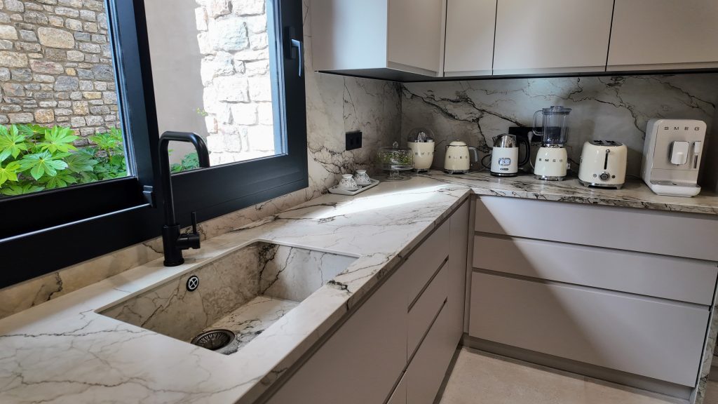 Instalaciones domóticas en andorra. Pirinhouse.com  T.+376367246  ¿Vives en Andorra y quieres llevar tu vivienda al siguiente nivel de confort, comodidad y seguridad? La domótica es la solución perfecta para apartamentos y chalets que buscan eficiencia, ahorro y tecnología adaptada a la vida moderna. Instalar sistemas domóticos en tu hogar no solo mejora la calidad de vida, sino que también incrementa el valor de tu vivienda y te permite gestionar todos los aspectos de tu casa desde tu móvil o tablet. Ventajas de instalar domótica en tu apartamento o chalet en Andorra. Telèfon: +376 367 246 Ahorro energético real: Controla la calefacción, iluminación y electrodomésticos para optimizar consumos y reducir costes. Seguridad avanzada: Sistemas de alarmas inteligentes, cámaras de videovigilancia, sensores de movimiento y acceso remoto para máxima tranquilidad, estés donde estés. Comodidad total: Automatiza luces, persianas, climatización o riego del jardín según tus rutinas y preferencias. Gestión a distancia: Controla todas las funciones del hogar desde tu teléfono inteligente, incluso si te encuentras fuera de Andorra o en otro país. Valor añadido: Tu propiedad se revaloriza con una instalación domótica profesional, atractiva tanto para alquiler turístico como para venta futura. Servicios adaptados a cada cliente, podemos mostrarles chalet muestra con todos los avances en DOMÓTICA. Telèfon: +376 367 246 Ofrecemos asesoría y proyectos 100 % personalizados, adaptados a las necesidades y estilo de vida de cada cliente en Andorra. Desde domótica básica para controlar la iluminación o la climatización hasta proyectos integrales para viviendas de lujo, gestionamos todo el proceso: estudio previo, proyecto, instalación, puesta en marcha y soporte postventa. ¿Por qué contratar a profesionales especialistas en domótica en Andorra? Telèfon: +376 367 246 Amplia experiencia en instalaciones domóticas para climas de alta montaña y tipologías de viviendas propias del Principado. Equipos certificados y con marcas líderes en el sector. Soporte local cercano y mantenimiento adaptado a clientes extranjeros. Contacta y descubre una nueva forma de vivir en Andorra. Telèfon: +376 367 246 Solicita ya tu estudio gratuito y sin compromiso. Descubre las posibilidades de convertir tu apartamento o chalet en una vivienda inteligente, eficiente y cómoda. Llama hoy o rellena nuestro formulario, y empieza a disfrutar de todas las ventajas de la domótica en Andorra. Vive tu hogar con tecnología, seguridad y confort prémium.