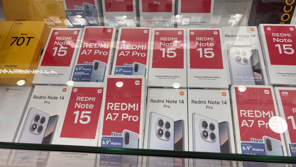 ✨ En Ielectro Andorra lo tenemos claro: la tecnología debe inspirar, facilitar y elevar tu día a día. Por eso apostamos por las marcas que marcan el ritmo del mundo digital: Samsung y Apple, líderes absolutos en innovación, rendimiento y diseño.
📱 Móviles Samsung y Apple Desde los Galaxy más potentes hasta los iPhone más elegantes, aquí encontrarás el dispositivo perfecto para trabajar, crear contenido, capturar momentos o simplemente disfrutar. Pantallas espectaculares, cámaras que lo cambian todo, velocidad real y una experiencia de uso que enamora desde el primer toque.
📲 Tablets para todo: trabajo, estudio y ocio Las Samsung Galaxy Tab y los iPad son herramientas increíbles para estudiar, dibujar, editar vídeos, trabajar en movilidad o relajarte con tus series favoritas. Son ligeras, rápidas y con una calidad de pantalla que hace que te olvides del portátil.
🔌 En Ielectro Andorra te asesoramos para elegir bien Te explicamos diferencias, te recomendamos según tu uso real y siempre te ofrecemos precios competitivos y producto 100% oficial. La tecnología es una inversión: hacemos que sea la mejor posible.
Gracias por confiar en nosotros. Te esperamos en tienda para descubrir tu próximo dispositivo.
Y además, trabajamos con las mejores marcas del mercado
🔰 UAG – Fundas de móvil ultrarresistentes
UAG (Urban Armor Gear) es una de las marcas más reconocidas del mundo en protección extrema para smartphones. Sus fundas están diseñadas para soportar caídas, golpes y condiciones duras sin añadir peso innecesario. Utilizan materiales de grado militar y diseños reforzados que protegen incluso en los escenarios más exigentes. Son ideales para deportistas, profesionales de exteriores o cualquier persona que quiera máxima seguridad sin renunciar al estilo. En Ielectro Andorra encontrarás modelos para Samsung, Apple y muchas otras marcas.
⌚ GARMIN – Relojes inteligentes para deportistas de verdad
Garmin es líder mundial en relojes deportivos con GPS, diseñados para quienes buscan precisión, métricas avanzadas y fiabilidad absoluta. Sus dispositivos destacan por su autonomía, resistencia y sensores de alta precisión para running, ciclismo, montaña, natación y mucho más. Además, integran mapas, música, pagos y funciones de salud avanzadas. Son la elección perfecta para deportistas profesionales y aficionados que quieren llevar su rendimiento al siguiente nivel.
📱 MOTOROLA – Teléfonos fiables, potentes y con gran relación calidad-precio
Motorola sigue siendo una marca referente para quienes buscan móviles duraderos, fluidos y con una experiencia Android limpia. Sus dispositivos destacan por su batería de larga duración, cámaras equilibradas y un rendimiento estable para el día a día. Son perfectos para usuarios que quieren un móvil práctico, sin complicaciones y con un precio muy competitivo. En Ielectro Andorra encontrarás desde gamas básicas hasta modelos más avanzados.
🚁 DRONES ANTIGRAVITY – Tecnología aérea para todos
Los drones Antigravity combinan estabilidad, facilidad de uso y prestaciones sorprendentes para su categoría. Son ideales tanto para principiantes como para usuarios que quieren grabar vídeos aéreos con buena calidad sin invertir en equipos profesionales. Incorporan sistemas de vuelo asistido, estabilización y modos automáticos que permiten capturar imágenes espectaculares con muy poco esfuerzo. Una opción divertida, accesible y fiable.
🎧 SHOKZ – Auriculares OpenMove (tecnología de conducción ósea)
Los auriculares Shokz OpenMove utilizan conducción ósea, lo que permite escuchar música sin tapar los oídos. Son perfectos para correr, caminar o entrenar con total seguridad, ya que permiten mantener la conciencia del entorno. Son ligeros, cómodos y resistentes al sudor, con una autonomía excelente y un sonido sorprendentemente claro. Ideales para deportistas y personas activas que buscan libertad total.
🎧 REDMI BUDS – Sonido increíble a precio imbatible
Los Redmi Buds ofrecen una calidad de sonido muy superior a su precio, con cancelación de ruido, buena autonomía y conectividad estable. Son perfectos para el día a día, llamadas, música y deporte. Xiaomi ha conseguido crear unos auriculares que compiten con gamas mucho más altas sin disparar el presupuesto.
📱 Móviles REDMI y XIAOMI – Rendimiento brutal sin pagar de más
Los móviles Redmi y Xiaomi son líderes en relación calidad-precio. Ofrecen pantallas excelentes, baterías enormes, cámaras muy competitivas y un rendimiento que sorprende incluso en modelos económicos. Son ideales para estudiantes, profesionales o cualquier persona que quiera un móvil potente sin gastar una fortuna. En Ielectro Andorra tenemos todas las gamas: Redmi, Xiaomi y POCO.
📱 REALME – Velocidad, diseño y potencia para todos
Realme se ha convertido en una de las marcas más queridas por quienes buscan móviles rápidos, modernos y con especificaciones muy altas a precios ajustados. Sus dispositivos destacan por su fluidez, cámaras de calidad y carga ultrarrápida. Son perfectos para gaming, redes sociales, vídeo y multitarea.
💻 Redmi Book Pro – Tablets y portátiles Xiaomi/Redmi
Los Redmi Book Pro y las tablets Xiaomi/Redmi ofrecen un rendimiento excelente para trabajar, estudiar o crear contenido. Tienen pantallas de alta resolución, baterías duraderas y un diseño ligero que facilita la movilidad. Son una alternativa perfecta a los portátiles tradicionales, con una relación calidad-precio espectacular.
📺 Xiaomi TV Stick – Convierte cualquier televisor en una Smart TV
El Xiaomi TV Stick es pequeño, potente y muy fácil de usar. Permite acceder a Netflix, YouTube, Prime Video, Spotify y miles de apps con solo conectarlo al HDMI. Es ideal para viajes, segundas residencias o televisores que necesitan una actualización inteligente. Rápido, estable y con un precio muy accesible.
IELECTRO ANDORRA Descubre la mejor tienda de informática y electrónica en Andorra. Expertos en telefonía, televisión y tecnología al mejor precio y con la mejor calidad. ¡Visítanos!
#SamsungAndorra #AppleAndorra #IelectroAndorra #TecnologiaPremium #AndorraTech✨ En Ielectro Andorra lo tenemos claro: la tecnología debe inspirar, facilitar y elevar tu día a día. Por eso apostamos por las marcas que marcan el ritmo del mundo digital: Samsung y Apple, líderes absolutos en innovación, rendimiento y diseño.
📱 Móviles Samsung y Apple Desde los Galaxy más potentes hasta los iPhone más elegantes, aquí encontrarás el dispositivo perfecto para trabajar, crear contenido, capturar momentos o simplemente disfrutar. Pantallas espectaculares, cámaras que lo cambian todo, velocidad real y una experiencia de uso que enamora desde el primer toque.
📲 Tablets para todo: trabajo, estudio y ocio Las Samsung Galaxy Tab y los iPad son herramientas increíbles para estudiar, dibujar, editar vídeos, trabajar en movilidad o relajarte con tus series favoritas. Son ligeras, rápidas y con una calidad de pantalla que hace que te olvides del portátil.
🔌 En Ielectro Andorra te asesoramos para elegir bien Te explicamos diferencias, te recomendamos según tu uso real y siempre te ofrecemos precios competitivos y producto 100% oficial. La tecnología es una inversión: hacemos que sea la mejor posible.
Gracias por confiar en nosotros. Te esperamos en tienda para descubrir tu próximo dispositivo.
Y además, trabajamos con las mejores marcas del mercado
🔰 UAG – Fundas de móvil ultrarresistentes
UAG (Urban Armor Gear) es una de las marcas más reconocidas del mundo en protección extrema para smartphones. Sus fundas están diseñadas para soportar caídas, golpes y condiciones duras sin añadir peso innecesario. Utilizan materiales de grado militar y diseños reforzados que protegen incluso en los escenarios más exigentes. Son ideales para deportistas, profesionales de exteriores o cualquier persona que quiera máxima seguridad sin renunciar al estilo. En Ielectro Andorra encontrarás modelos para Samsung, Apple y muchas otras marcas.
⌚ GARMIN – Relojes inteligentes para deportistas de verdad
Garmin es líder mundial en relojes deportivos con GPS, diseñados para quienes buscan precisión, métricas avanzadas y fiabilidad absoluta. Sus dispositivos destacan por su autonomía, resistencia y sensores de alta precisión para running, ciclismo, montaña, natación y mucho más. Además, integran mapas, música, pagos y funciones de salud avanzadas. Son la elección perfecta para deportistas profesionales y aficionados que quieren llevar su rendimiento al siguiente nivel.
📱 MOTOROLA – Teléfonos fiables, potentes y con gran relación calidad-precio
Motorola sigue siendo una marca referente para quienes buscan móviles duraderos, fluidos y con una experiencia Android limpia. Sus dispositivos destacan por su batería de larga duración, cámaras equilibradas y un rendimiento estable para el día a día. Son perfectos para usuarios que quieren un móvil práctico, sin complicaciones y con un precio muy competitivo. En Ielectro Andorra encontrarás desde gamas básicas hasta modelos más avanzados.
🚁 DRONES ANTIGRAVITY – Tecnología aérea para todos
Los drones Antigravity combinan estabilidad, facilidad de uso y prestaciones sorprendentes para su categoría. Son ideales tanto para principiantes como para usuarios que quieren grabar vídeos aéreos con buena calidad sin invertir en equipos profesionales. Incorporan sistemas de vuelo asistido, estabilización y modos automáticos que permiten capturar imágenes espectaculares con muy poco esfuerzo. Una opción divertida, accesible y fiable.
🎧 SHOKZ – Auriculares OpenMove (tecnología de conducción ósea)
Los auriculares Shokz OpenMove utilizan conducción ósea, lo que permite escuchar música sin tapar los oídos. Son perfectos para correr, caminar o entrenar con total seguridad, ya que permiten mantener la conciencia del entorno. Son ligeros, cómodos y resistentes al sudor, con una autonomía excelente y un sonido sorprendentemente claro. Ideales para deportistas y personas activas que buscan libertad total.
🎧 REDMI BUDS – Sonido increíble a precio imbatible
Los Redmi Buds ofrecen una calidad de sonido muy superior a su precio, con cancelación de ruido, buena autonomía y conectividad estable. Son perfectos para el día a día, llamadas, música y deporte. Xiaomi ha conseguido crear unos auriculares que compiten con gamas mucho más altas sin disparar el presupuesto.
📱 Móviles REDMI y XIAOMI – Rendimiento brutal sin pagar de más
Los móviles Redmi y Xiaomi son líderes en relación calidad-precio. Ofrecen pantallas excelentes, baterías enormes, cámaras muy competitivas y un rendimiento que sorprende incluso en modelos económicos. Son ideales para estudiantes, profesionales o cualquier persona que quiera un móvil potente sin gastar una fortuna. En Ielectro Andorra tenemos todas las gamas: Redmi, Xiaomi y POCO.
📱 REALME – Velocidad, diseño y potencia para todos
Realme se ha convertido en una de las marcas más queridas por quienes buscan móviles rápidos, modernos y con especificaciones muy altas a precios ajustados. Sus dispositivos destacan por su fluidez, cámaras de calidad y carga ultrarrápida. Son perfectos para gaming, redes sociales, vídeo y multitarea.
💻 Redmi Book Pro – Tablets y portátiles Xiaomi/Redmi
Los Redmi Book Pro y las tablets Xiaomi/Redmi ofrecen un rendimiento excelente para trabajar, estudiar o crear contenido. Tienen pantallas de alta resolución, baterías duraderas y un diseño ligero que facilita la movilidad. Son una alternativa perfecta a los portátiles tradicionales, con una relación calidad-precio espectacular.
📺 Xiaomi TV Stick – Convierte cualquier televisor en una Smart TV
El Xiaomi TV Stick es pequeño, potente y muy fácil de usar. Permite acceder a Netflix, YouTube, Prime Video, Spotify y miles de apps con solo conectarlo al HDMI. Es ideal para viajes, segundas residencias o televisores que necesitan una actualización inteligente. Rápido, estable y con un precio muy accesible.
IELECTRO ANDORRA Descubre la mejor tienda de informática y electrónica en Andorra. Expertos en telefonía, televisión y tecnología al mejor precio y con la mejor calidad. ¡Visítanos!
#SamsungAndorra #AppleAndorra #IelectroAndorra #TecnologiaPremium #AndorraTech✨ En Ielectro Andorra lo tenemos claro: la tecnología debe inspirar, facilitar y elevar tu día a día. Por eso apostamos por las marcas que marcan el ritmo del mundo digital: Samsung y Apple, líderes absolutos en innovación, rendimiento y diseño.
📱 Móviles Samsung y Apple Desde los Galaxy más potentes hasta los iPhone más elegantes, aquí encontrarás el dispositivo perfecto para trabajar, crear contenido, capturar momentos o simplemente disfrutar. Pantallas espectaculares, cámaras que lo cambian todo, velocidad real y una experiencia de uso que enamora desde el primer toque.
📲 Tablets para todo: trabajo, estudio y ocio Las Samsung Galaxy Tab y los iPad son herramientas increíbles para estudiar, dibujar, editar vídeos, trabajar en movilidad o relajarte con tus series favoritas. Son ligeras, rápidas y con una calidad de pantalla que hace que te olvides del portátil.
🔌 En Ielectro Andorra te asesoramos para elegir bien Te explicamos diferencias, te recomendamos según tu uso real y siempre te ofrecemos precios competitivos y producto 100% oficial. La tecnología es una inversión: hacemos que sea la mejor posible.
Gracias por confiar en nosotros. Te esperamos en tienda para descubrir tu próximo dispositivo.
Y además, trabajamos con las mejores marcas del mercado
🔰 UAG – Fundas de móvil ultrarresistentes
UAG (Urban Armor Gear) es una de las marcas más reconocidas del mundo en protección extrema para smartphones. Sus fundas están diseñadas para soportar caídas, golpes y condiciones duras sin añadir peso innecesario. Utilizan materiales de grado militar y diseños reforzados que protegen incluso en los escenarios más exigentes. Son ideales para deportistas, profesionales de exteriores o cualquier persona que quiera máxima seguridad sin renunciar al estilo. En Ielectro Andorra encontrarás modelos para Samsung, Apple y muchas otras marcas.
⌚ GARMIN – Relojes inteligentes para deportistas de verdad
Garmin es líder mundial en relojes deportivos con GPS, diseñados para quienes buscan precisión, métricas avanzadas y fiabilidad absoluta. Sus dispositivos destacan por su autonomía, resistencia y sensores de alta precisión para running, ciclismo, montaña, natación y mucho más. Además, integran mapas, música, pagos y funciones de salud avanzadas. Son la elección perfecta para deportistas profesionales y aficionados que quieren llevar su rendimiento al siguiente nivel.
📱 MOTOROLA – Teléfonos fiables, potentes y con gran relación calidad-precio
Motorola sigue siendo una marca referente para quienes buscan móviles duraderos, fluidos y con una experiencia Android limpia. Sus dispositivos destacan por su batería de larga duración, cámaras equilibradas y un rendimiento estable para el día a día. Son perfectos para usuarios que quieren un móvil práctico, sin complicaciones y con un precio muy competitivo. En Ielectro Andorra encontrarás desde gamas básicas hasta modelos más avanzados.
🚁 DRONES ANTIGRAVITY – Tecnología aérea para todos
Los drones Antigravity combinan estabilidad, facilidad de uso y prestaciones sorprendentes para su categoría. Son ideales tanto para principiantes como para usuarios que quieren grabar vídeos aéreos con buena calidad sin invertir en equipos profesionales. Incorporan sistemas de vuelo asistido, estabilización y modos automáticos que permiten capturar imágenes espectaculares con muy poco esfuerzo. Una opción divertida, accesible y fiable.
🎧 SHOKZ – Auriculares OpenMove (tecnología de conducción ósea)
Los auriculares Shokz OpenMove utilizan conducción ósea, lo que permite escuchar música sin tapar los oídos. Son perfectos para correr, caminar o entrenar con total seguridad, ya que permiten mantener la conciencia del entorno. Son ligeros, cómodos y resistentes al sudor, con una autonomía excelente y un sonido sorprendentemente claro. Ideales para deportistas y personas activas que buscan libertad total.
🎧 REDMI BUDS – Sonido increíble a precio imbatible
Los Redmi Buds ofrecen una calidad de sonido muy superior a su precio, con cancelación de ruido, buena autonomía y conectividad estable. Son perfectos para el día a día, llamadas, música y deporte. Xiaomi ha conseguido crear unos auriculares que compiten con gamas mucho más altas sin disparar el presupuesto.
📱 Móviles REDMI y XIAOMI – Rendimiento brutal sin pagar de más
Los móviles Redmi y Xiaomi son líderes en relación calidad-precio. Ofrecen pantallas excelentes, baterías enormes, cámaras muy competitivas y un rendimiento que sorprende incluso en modelos económicos. Son ideales para estudiantes, profesionales o cualquier persona que quiera un móvil potente sin gastar una fortuna. En Ielectro Andorra tenemos todas las gamas: Redmi, Xiaomi y POCO.
📱 REALME – Velocidad, diseño y potencia para todos
Realme se ha convertido en una de las marcas más queridas por quienes buscan móviles rápidos, modernos y con especificaciones muy altas a precios ajustados. Sus dispositivos destacan por su fluidez, cámaras de calidad y carga ultrarrápida. Son perfectos para gaming, redes sociales, vídeo y multitarea.
💻 Redmi Book Pro – Tablets y portátiles Xiaomi/Redmi
Los Redmi Book Pro y las tablets Xiaomi/Redmi ofrecen un rendimiento excelente para trabajar, estudiar o crear contenido. Tienen pantallas de alta resolución, baterías duraderas y un diseño ligero que facilita la movilidad. Son una alternativa perfecta a los portátiles tradicionales, con una relación calidad-precio espectacular.
📺 Xiaomi TV Stick – Convierte cualquier televisor en una Smart TV
El Xiaomi TV Stick es pequeño, potente y muy fácil de usar. Permite acceder a Netflix, YouTube, Prime Video, Spotify y miles de apps con solo conectarlo al HDMI. Es ideal para viajes, segundas residencias o televisores que necesitan una actualización inteligente. Rápido, estable y con un precio muy accesible.
IELECTRO ANDORRA Descubre la mejor tienda de informática y electrónica en Andorra. Expertos en telefonía, televisión y tecnología al mejor precio y con la mejor calidad. ¡Visítanos!
#SamsungAndorra #AppleAndorra #IelectroAndorra #TecnologiaPremium #AndorraTech✨ En Ielectro Andorra lo tenemos claro: la tecnología debe inspirar, facilitar y elevar tu día a día. Por eso apostamos por las marcas que marcan el ritmo del mundo digital: Samsung y Apple, líderes absolutos en innovación, rendimiento y diseño.
📱 Móviles Samsung y Apple Desde los Galaxy más potentes hasta los iPhone más elegantes, aquí encontrarás el dispositivo perfecto para trabajar, crear contenido, capturar momentos o simplemente disfrutar. Pantallas espectaculares, cámaras que lo cambian todo, velocidad real y una experiencia de uso que enamora desde el primer toque.
📲 Tablets para todo: trabajo, estudio y ocio Las Samsung Galaxy Tab y los iPad son herramientas increíbles para estudiar, dibujar, editar vídeos, trabajar en movilidad o relajarte con tus series favoritas. Son ligeras, rápidas y con una calidad de pantalla que hace que te olvides del portátil.
🔌 En Ielectro Andorra te asesoramos para elegir bien Te explicamos diferencias, te recomendamos según tu uso real y siempre te ofrecemos precios competitivos y producto 100% oficial. La tecnología es una inversión: hacemos que sea la mejor posible.
Gracias por confiar en nosotros. Te esperamos en tienda para descubrir tu próximo dispositivo.
Y además, trabajamos con las mejores marcas del mercado
🔰 UAG – Fundas de móvil ultrarresistentes
UAG (Urban Armor Gear) es una de las marcas más reconocidas del mundo en protección extrema para smartphones. Sus fundas están diseñadas para soportar caídas, golpes y condiciones duras sin añadir peso innecesario. Utilizan materiales de grado militar y diseños reforzados que protegen incluso en los escenarios más exigentes. Son ideales para deportistas, profesionales de exteriores o cualquier persona que quiera máxima seguridad sin renunciar al estilo. En Ielectro Andorra encontrarás modelos para Samsung, Apple y muchas otras marcas.
⌚ GARMIN – Relojes inteligentes para deportistas de verdad
Garmin es líder mundial en relojes deportivos con GPS, diseñados para quienes buscan precisión, métricas avanzadas y fiabilidad absoluta. Sus dispositivos destacan por su autonomía, resistencia y sensores de alta precisión para running, ciclismo, montaña, natación y mucho más. Además, integran mapas, música, pagos y funciones de salud avanzadas. Son la elección perfecta para deportistas profesionales y aficionados que quieren llevar su rendimiento al siguiente nivel.
📱 MOTOROLA – Teléfonos fiables, potentes y con gran relación calidad-precio
Motorola sigue siendo una marca referente para quienes buscan móviles duraderos, fluidos y con una experiencia Android limpia. Sus dispositivos destacan por su batería de larga duración, cámaras equilibradas y un rendimiento estable para el día a día. Son perfectos para usuarios que quieren un móvil práctico, sin complicaciones y con un precio muy competitivo. En Ielectro Andorra encontrarás desde gamas básicas hasta modelos más avanzados.
🚁 DRONES ANTIGRAVITY – Tecnología aérea para todos
Los drones Antigravity combinan estabilidad, facilidad de uso y prestaciones sorprendentes para su categoría. Son ideales tanto para principiantes como para usuarios que quieren grabar vídeos aéreos con buena calidad sin invertir en equipos profesionales. Incorporan sistemas de vuelo asistido, estabilización y modos automáticos que permiten capturar imágenes espectaculares con muy poco esfuerzo. Una opción divertida, accesible y fiable.
🎧 SHOKZ – Auriculares OpenMove (tecnología de conducción ósea)
Los auriculares Shokz OpenMove utilizan conducción ósea, lo que permite escuchar música sin tapar los oídos. Son perfectos para correr, caminar o entrenar con total seguridad, ya que permiten mantener la conciencia del entorno. Son ligeros, cómodos y resistentes al sudor, con una autonomía excelente y un sonido sorprendentemente claro. Ideales para deportistas y personas activas que buscan libertad total.
🎧 REDMI BUDS – Sonido increíble a precio imbatible
Los Redmi Buds ofrecen una calidad de sonido muy superior a su precio, con cancelación de ruido, buena autonomía y conectividad estable. Son perfectos para el día a día, llamadas, música y deporte. Xiaomi ha conseguido crear unos auriculares que compiten con gamas mucho más altas sin disparar el presupuesto.
📱 Móviles REDMI y XIAOMI – Rendimiento brutal sin pagar de más
Los móviles Redmi y Xiaomi son líderes en relación calidad-precio. Ofrecen pantallas excelentes, baterías enormes, cámaras muy competitivas y un rendimiento que sorprende incluso en modelos económicos. Son ideales para estudiantes, profesionales o cualquier persona que quiera un móvil potente sin gastar una fortuna. En Ielectro Andorra tenemos todas las gamas: Redmi, Xiaomi y POCO.
📱 REALME – Velocidad, diseño y potencia para todos
Realme se ha convertido en una de las marcas más queridas por quienes buscan móviles rápidos, modernos y con especificaciones muy altas a precios ajustados. Sus dispositivos destacan por su fluidez, cámaras de calidad y carga ultrarrápida. Son perfectos para gaming, redes sociales, vídeo y multitarea.
💻 Redmi Book Pro – Tablets y portátiles Xiaomi/Redmi
Los Redmi Book Pro y las tablets Xiaomi/Redmi ofrecen un rendimiento excelente para trabajar, estudiar o crear contenido. Tienen pantallas de alta resolución, baterías duraderas y un diseño ligero que facilita la movilidad. Son una alternativa perfecta a los portátiles tradicionales, con una relación calidad-precio espectacular.
📺 Xiaomi TV Stick – Convierte cualquier televisor en una Smart TV
El Xiaomi TV Stick es pequeño, potente y muy fácil de usar. Permite acceder a Netflix, YouTube, Prime Video, Spotify y miles de apps con solo conectarlo al HDMI. Es ideal para viajes, segundas residencias o televisores que necesitan una actualización inteligente. Rápido, estable y con un precio muy accesible.
IELECTRO ANDORRA Descubre la mejor tienda de informática y electrónica en Andorra. Expertos en telefonía, televisión y tecnología al mejor precio y con la mejor calidad. ¡Visítanos!
#SamsungAndorra #AppleAndorra #IelectroAndorra #TecnologiaPremium #AndorraTech✨ En Ielectro Andorra lo tenemos claro: la tecnología debe inspirar, facilitar y elevar tu día a día. Por eso apostamos por las marcas que marcan el ritmo del mundo digital: Samsung y Apple, líderes absolutos en innovación, rendimiento y diseño.
📱 Móviles Samsung y Apple Desde los Galaxy más potentes hasta los iPhone más elegantes, aquí encontrarás el dispositivo perfecto para trabajar, crear contenido, capturar momentos o simplemente disfrutar. Pantallas espectaculares, cámaras que lo cambian todo, velocidad real y una experiencia de uso que enamora desde el primer toque.
📲 Tablets para todo: trabajo, estudio y ocio Las Samsung Galaxy Tab y los iPad son herramientas increíbles para estudiar, dibujar, editar vídeos, trabajar en movilidad o relajarte con tus series favoritas. Son ligeras, rápidas y con una calidad de pantalla que hace que te olvides del portátil.
🔌 En Ielectro Andorra te asesoramos para elegir bien Te explicamos diferencias, te recomendamos según tu uso real y siempre te ofrecemos precios competitivos y producto 100% oficial. La tecnología es una inversión: hacemos que sea la mejor posible.
Gracias por confiar en nosotros. Te esperamos en tienda para descubrir tu próximo dispositivo.
Y además, trabajamos con las mejores marcas del mercado
🔰 UAG – Fundas de móvil ultrarresistentes
UAG (Urban Armor Gear) es una de las marcas más reconocidas del mundo en protección extrema para smartphones. Sus fundas están diseñadas para soportar caídas, golpes y condiciones duras sin añadir peso innecesario. Utilizan materiales de grado militar y diseños reforzados que protegen incluso en los escenarios más exigentes. Son ideales para deportistas, profesionales de exteriores o cualquier persona que quiera máxima seguridad sin renunciar al estilo. En Ielectro Andorra encontrarás modelos para Samsung, Apple y muchas otras marcas.
⌚ GARMIN – Relojes inteligentes para deportistas de verdad
Garmin es líder mundial en relojes deportivos con GPS, diseñados para quienes buscan precisión, métricas avanzadas y fiabilidad absoluta. Sus dispositivos destacan por su autonomía, resistencia y sensores de alta precisión para running, ciclismo, montaña, natación y mucho más. Además, integran mapas, música, pagos y funciones de salud avanzadas. Son la elección perfecta para deportistas profesionales y aficionados que quieren llevar su rendimiento al siguiente nivel.
📱 MOTOROLA – Teléfonos fiables, potentes y con gran relación calidad-precio
Motorola sigue siendo una marca referente para quienes buscan móviles duraderos, fluidos y con una experiencia Android limpia. Sus dispositivos destacan por su batería de larga duración, cámaras equilibradas y un rendimiento estable para el día a día. Son perfectos para usuarios que quieren un móvil práctico, sin complicaciones y con un precio muy competitivo. En Ielectro Andorra encontrarás desde gamas básicas hasta modelos más avanzados.
🚁 DRONES ANTIGRAVITY – Tecnología aérea para todos
Los drones Antigravity combinan estabilidad, facilidad de uso y prestaciones sorprendentes para su categoría. Son ideales tanto para principiantes como para usuarios que quieren grabar vídeos aéreos con buena calidad sin invertir en equipos profesionales. Incorporan sistemas de vuelo asistido, estabilización y modos automáticos que permiten capturar imágenes espectaculares con muy poco esfuerzo. Una opción divertida, accesible y fiable.
🎧 SHOKZ – Auriculares OpenMove (tecnología de conducción ósea)
Los auriculares Shokz OpenMove utilizan conducción ósea, lo que permite escuchar música sin tapar los oídos. Son perfectos para correr, caminar o entrenar con total seguridad, ya que permiten mantener la conciencia del entorno. Son ligeros, cómodos y resistentes al sudor, con una autonomía excelente y un sonido sorprendentemente claro. Ideales para deportistas y personas activas que buscan libertad total.
🎧 REDMI BUDS – Sonido increíble a precio imbatible
Los Redmi Buds ofrecen una calidad de sonido muy superior a su precio, con cancelación de ruido, buena autonomía y conectividad estable. Son perfectos para el día a día, llamadas, música y deporte. Xiaomi ha conseguido crear unos auriculares que compiten con gamas mucho más altas sin disparar el presupuesto.
📱 Móviles REDMI y XIAOMI – Rendimiento brutal sin pagar de más
Los móviles Redmi y Xiaomi son líderes en relación calidad-precio. Ofrecen pantallas excelentes, baterías enormes, cámaras muy competitivas y un rendimiento que sorprende incluso en modelos económicos. Son ideales para estudiantes, profesionales o cualquier persona que quiera un móvil potente sin gastar una fortuna. En Ielectro Andorra tenemos todas las gamas: Redmi, Xiaomi y POCO.
📱 REALME – Velocidad, diseño y potencia para todos
Realme se ha convertido en una de las marcas más queridas por quienes buscan móviles rápidos, modernos y con especificaciones muy altas a precios ajustados. Sus dispositivos destacan por su fluidez, cámaras de calidad y carga ultrarrápida. Son perfectos para gaming, redes sociales, vídeo y multitarea.
💻 Redmi Book Pro – Tablets y portátiles Xiaomi/Redmi
Los Redmi Book Pro y las tablets Xiaomi/Redmi ofrecen un rendimiento excelente para trabajar, estudiar o crear contenido. Tienen pantallas de alta resolución, baterías duraderas y un diseño ligero que facilita la movilidad. Son una alternativa perfecta a los portátiles tradicionales, con una relación calidad-precio espectacular.
📺 Xiaomi TV Stick – Convierte cualquier televisor en una Smart TV
El Xiaomi TV Stick es pequeño, potente y muy fácil de usar. Permite acceder a Netflix, YouTube, Prime Video, Spotify y miles de apps con solo conectarlo al HDMI. Es ideal para viajes, segundas residencias o televisores que necesitan una actualización inteligente. Rápido, estable y con un precio muy accesible.
IELECTRO ANDORRA Descubre la mejor tienda de informática y electrónica en Andorra. Expertos en telefonía, televisión y tecnología al mejor precio y con la mejor calidad. ¡Visítanos!
#SamsungAndorra #AppleAndorra #IelectroAndorra #TecnologiaPremium #AndorraTech✨ En Ielectro Andorra lo tenemos claro: la tecnología debe inspirar, facilitar y elevar tu día a día. Por eso apostamos por las marcas que marcan el ritmo del mundo digital: Samsung y Apple, líderes absolutos en innovación, rendimiento y diseño.
📱 Móviles Samsung y Apple Desde los Galaxy más potentes hasta los iPhone más elegantes, aquí encontrarás el dispositivo perfecto para trabajar, crear contenido, capturar momentos o simplemente disfrutar. Pantallas espectaculares, cámaras que lo cambian todo, velocidad real y una experiencia de uso que enamora desde el primer toque.
📲 Tablets para todo: trabajo, estudio y ocio Las Samsung Galaxy Tab y los iPad son herramientas increíbles para estudiar, dibujar, editar vídeos, trabajar en movilidad o relajarte con tus series favoritas. Son ligeras, rápidas y con una calidad de pantalla que hace que te olvides del portátil.
🔌 En Ielectro Andorra te asesoramos para elegir bien Te explicamos diferencias, te recomendamos según tu uso real y siempre te ofrecemos precios competitivos y producto 100% oficial. La tecnología es una inversión: hacemos que sea la mejor posible.
Gracias por confiar en nosotros. Te esperamos en tienda para descubrir tu próximo dispositivo.
Y además, trabajamos con las mejores marcas del mercado
🔰 UAG – Fundas de móvil ultrarresistentes
UAG (Urban Armor Gear) es una de las marcas más reconocidas del mundo en protección extrema para smartphones. Sus fundas están diseñadas para soportar caídas, golpes y condiciones duras sin añadir peso innecesario. Utilizan materiales de grado militar y diseños reforzados que protegen incluso en los escenarios más exigentes. Son ideales para deportistas, profesionales de exteriores o cualquier persona que quiera máxima seguridad sin renunciar al estilo. En Ielectro Andorra encontrarás modelos para Samsung, Apple y muchas otras marcas.
⌚ GARMIN – Relojes inteligentes para deportistas de verdad
Garmin es líder mundial en relojes deportivos con GPS, diseñados para quienes buscan precisión, métricas avanzadas y fiabilidad absoluta. Sus dispositivos destacan por su autonomía, resistencia y sensores de alta precisión para running, ciclismo, montaña, natación y mucho más. Además, integran mapas, música, pagos y funciones de salud avanzadas. Son la elección perfecta para deportistas profesionales y aficionados que quieren llevar su rendimiento al siguiente nivel.
📱 MOTOROLA – Teléfonos fiables, potentes y con gran relación calidad-precio
Motorola sigue siendo una marca referente para quienes buscan móviles duraderos, fluidos y con una experiencia Android limpia. Sus dispositivos destacan por su batería de larga duración, cámaras equilibradas y un rendimiento estable para el día a día. Son perfectos para usuarios que quieren un móvil práctico, sin complicaciones y con un precio muy competitivo. En Ielectro Andorra encontrarás desde gamas básicas hasta modelos más avanzados.
🚁 DRONES ANTIGRAVITY – Tecnología aérea para todos
Los drones Antigravity combinan estabilidad, facilidad de uso y prestaciones sorprendentes para su categoría. Son ideales tanto para principiantes como para usuarios que quieren grabar vídeos aéreos con buena calidad sin invertir en equipos profesionales. Incorporan sistemas de vuelo asistido, estabilización y modos automáticos que permiten capturar imágenes espectaculares con muy poco esfuerzo. Una opción divertida, accesible y fiable.
🎧 SHOKZ – Auriculares OpenMove (tecnología de conducción ósea)
Los auriculares Shokz OpenMove utilizan conducción ósea, lo que permite escuchar música sin tapar los oídos. Son perfectos para correr, caminar o entrenar con total seguridad, ya que permiten mantener la conciencia del entorno. Son ligeros, cómodos y resistentes al sudor, con una autonomía excelente y un sonido sorprendentemente claro. Ideales para deportistas y personas activas que buscan libertad total.
🎧 REDMI BUDS – Sonido increíble a precio imbatible
Los Redmi Buds ofrecen una calidad de sonido muy superior a su precio, con cancelación de ruido, buena autonomía y conectividad estable. Son perfectos para el día a día, llamadas, música y deporte. Xiaomi ha conseguido crear unos auriculares que compiten con gamas mucho más altas sin disparar el presupuesto.
📱 Móviles REDMI y XIAOMI – Rendimiento brutal sin pagar de más
Los móviles Redmi y Xiaomi son líderes en relación calidad-precio. Ofrecen pantallas excelentes, baterías enormes, cámaras muy competitivas y un rendimiento que sorprende incluso en modelos económicos. Son ideales para estudiantes, profesionales o cualquier persona que quiera un móvil potente sin gastar una fortuna. En Ielectro Andorra tenemos todas las gamas: Redmi, Xiaomi y POCO.
📱 REALME – Velocidad, diseño y potencia para todos
Realme se ha convertido en una de las marcas más queridas por quienes buscan móviles rápidos, modernos y con especificaciones muy altas a precios ajustados. Sus dispositivos destacan por su fluidez, cámaras de calidad y carga ultrarrápida. Son perfectos para gaming, redes sociales, vídeo y multitarea.
💻 Redmi Book Pro – Tablets y portátiles Xiaomi/Redmi
Los Redmi Book Pro y las tablets Xiaomi/Redmi ofrecen un rendimiento excelente para trabajar, estudiar o crear contenido. Tienen pantallas de alta resolución, baterías duraderas y un diseño ligero que facilita la movilidad. Son una alternativa perfecta a los portátiles tradicionales, con una relación calidad-precio espectacular.
📺 Xiaomi TV Stick – Convierte cualquier televisor en una Smart TV
El Xiaomi TV Stick es pequeño, potente y muy fácil de usar. Permite acceder a Netflix, YouTube, Prime Video, Spotify y miles de apps con solo conectarlo al HDMI. Es ideal para viajes, segundas residencias o televisores que necesitan una actualización inteligente. Rápido, estable y con un precio muy accesible.
IELECTRO ANDORRA Descubre la mejor tienda de informática y electrónica en Andorra. Expertos en telefonía, televisión y tecnología al mejor precio y con la mejor calidad. ¡Visítanos!
#SamsungAndorra #AppleAndorra #IelectroAndorra #TecnologiaPremium #AndorraTech