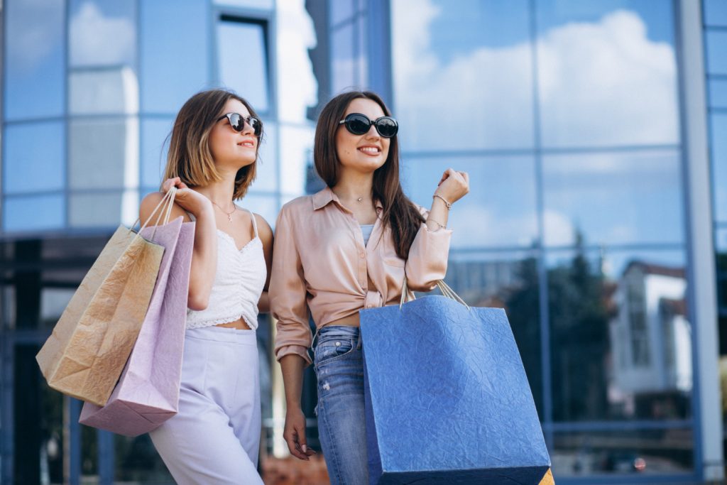 El Black Friday se celebrarà el 27 de novembre de 2026 (divendres), tot i que a Andorra les promocions s'allarguen durant tot el cap de setmana i molts comerços comencen els dies previs.
Aquestes són les claus per aprofitar els descomptes a les principals zones comercials:
Centres Comercials: Les grans superfícies com Pyrénées Andorra i Illa Carlemany solen aplicar descomptes directes que se sumen als seus preus habituals sense IVA.
Electrònica i Perfumeria: És una de les millors èpoques per comprar tecnologia i marques de luxe, ja que les cadenes locals ofereixen rebaixes addicionals.
Oci i Neu: Aprofitant l'esdeveniment, estacions d'esquí com Pal Arinsal i empreses de benestar com Caldea llancen ofertes en forfets o entrades amb antelació.
Recorda que els descomptes són molt copiosos, però estàs obligat a complir els Límits Duaners de la duana andorrana en tornar al teu país, on la franquícia màxima per persona és de 900 €.
Vols que t'ajudi a preparar el viatge? Digues-me:
Quins productes estàs buscant exactament (electrònica, moda, esquí)?
Quants dies t'hi quedaràs?
T'informaré sobre on trobar l'allotjament i les botigues més adequades. Escriu i demana informació! info@app-shop.fr
https://marquetingdecontinguts.com/