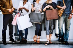 Black Friday y Cyber Monday 📅 Último viernes de noviembre Andorra también se suma al Black Friday 2026 y Cyber Monday 2026, especialmente en electrónica, perfumería y moda. Los descuentos se combinan con los precios duty-free, lo que puede resultar en ahorros significativos. Las tiendas más grandes como Pyrénées, Illa Carlemany y las perfumerías Julia y Gala suelen ofrecer promociones especiales. También encontrarás ofertas en tiendas de electrónica y deportes. Horarios Comerciales en Andorra Los horarios varían un poco entre tiendas, pero aquí te doy los horarios típicos que encontrarás en la mayoría de comercios. 📍 Horario General (Lunes a Sábado) La mayoría de tiendas abren de 10:00 a 20:00, aunque algunas cierran al mediodía (13:30-15:00 aprox). 📍 Horario Domingo Los domingos el horario suele ser reducido, con cierre a las 19:00. 📍 Hiperpas en Pas de la Casa El supermercado Hiperpas en Pas de la Casa abre a las 7:00 de la mañana, útil si llegas temprano. 🏬 Horarios de Centros Comerciales Los principales centros comerciales tienen horarios más amplios. Aquí tienes un resumen rápido: • Pyrénées: 9:00-21:00 (lunes a sábado), 9:00-20:00 (domingo) • Illa Carlemany: Tiendas 10:00-21:00 (viernes y sábado), resto 10:00-20:30 • River Sant Julià: 9:00-20:00 (lunes a jueves y domingo), hasta 21:00 (viernes y sábado) • Andorra 2000: 9:30-21:30 (todos los días) • Ualio (CCA/Escale): 9:30-21:00 (lunes a sábado), 9:00-20:00 (domingo)